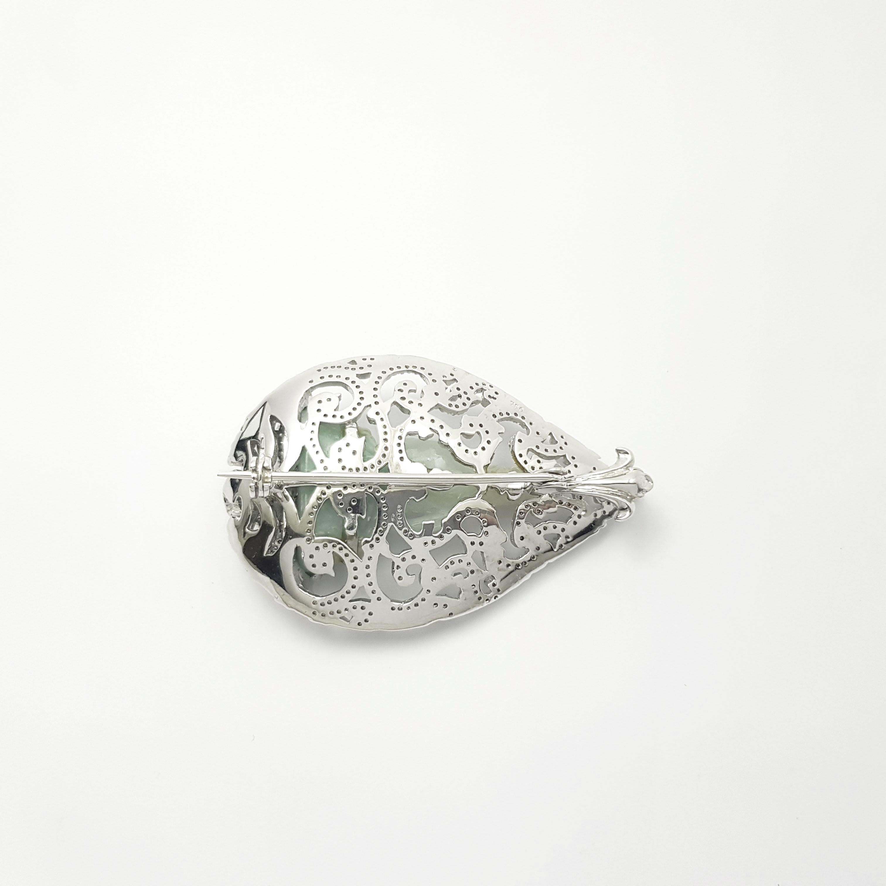 Geschnitzter Jade-Buddha mit Diamant-Anhänger/Brosche in 18K Weißgoldfassung im Zustand „Neu“ im Angebot in Bangkok, TH