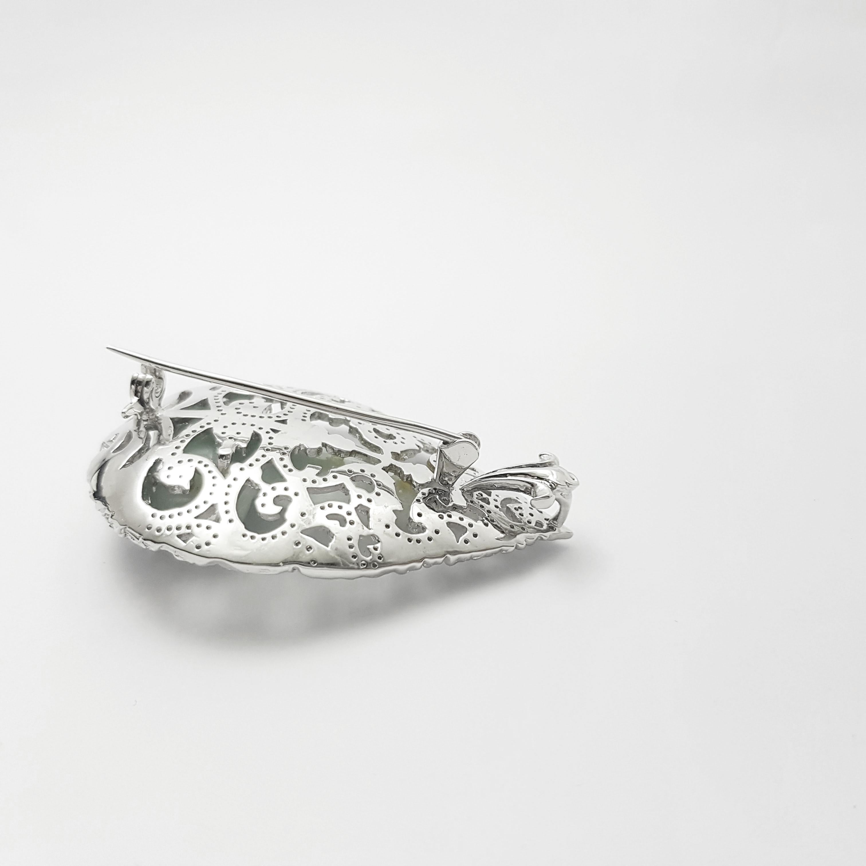 Geschnitzter Jade-Buddha mit Diamant-Anhänger/Brosche in 18K Weißgoldfassung im Angebot 1