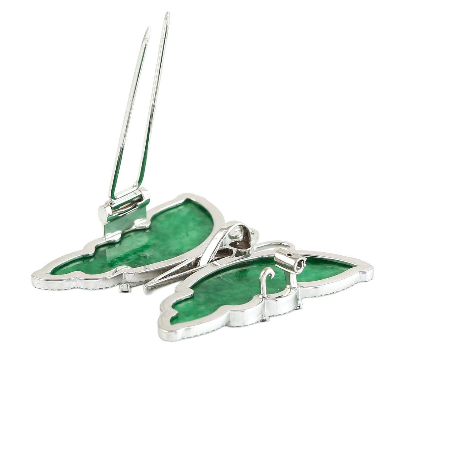 Carved Jade Schmetterling Anhänger Cum Brosche mit schwarzen und weißen Diamanten in 18k Gold (Gemischter Schliff) im Angebot