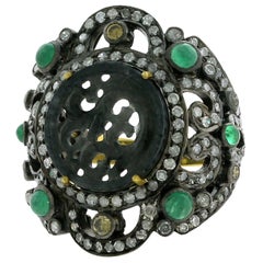 Anello cocktail di giada intagliata con smeraldo e pavé di diamanti in oro e argento
