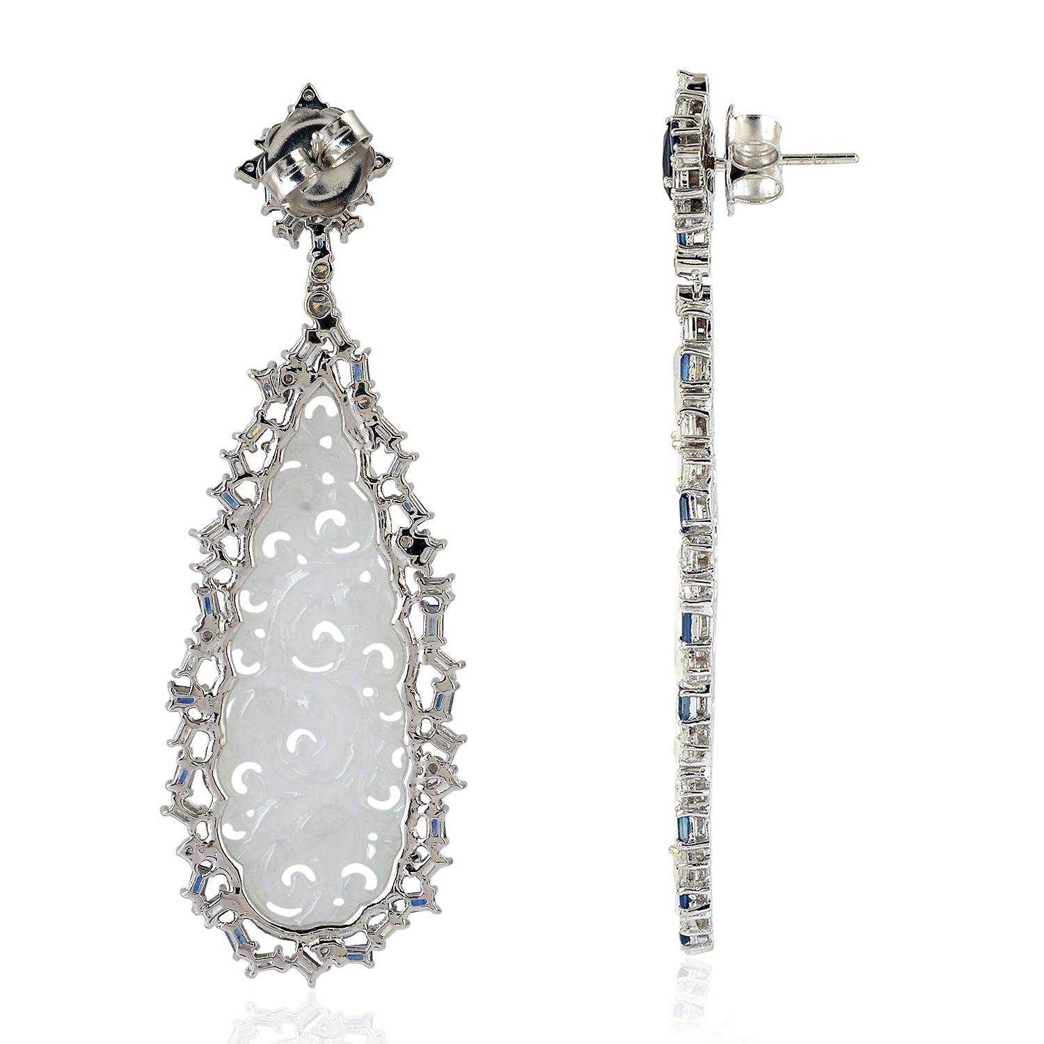 Art déco Pendants d'oreilles en or blanc 18 carats avec jade sculpté, diamants baguettes et saphirs en vente