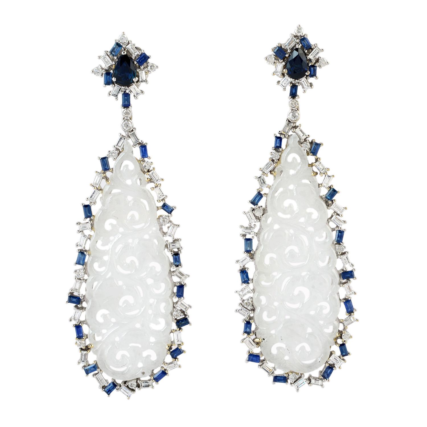 Taille mixte Pendants d'oreilles en or blanc 18 carats avec jade sculpté, diamants baguettes et saphirs en vente