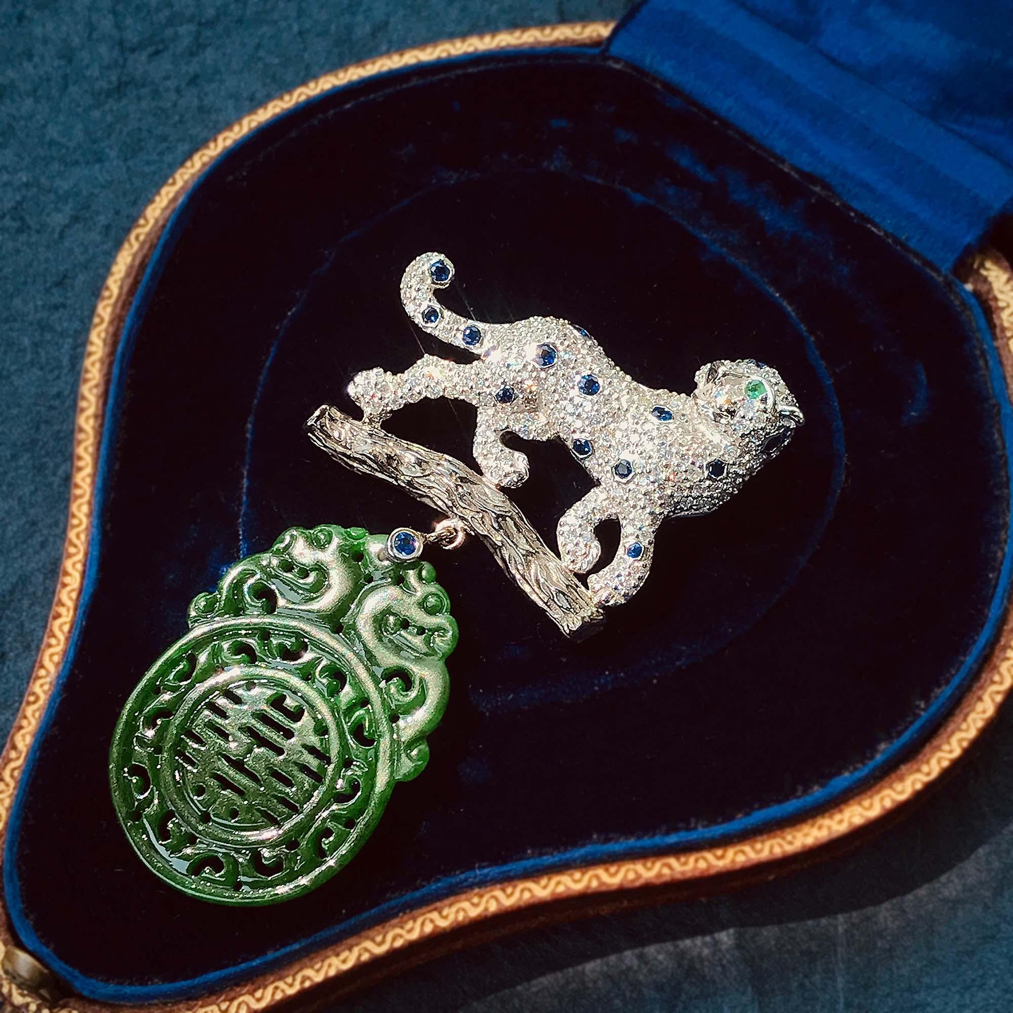 Spilla in oro bianco con diamante di giada intagliato e zaffiro blu, smeraldo e onice di pantera in vendita 2