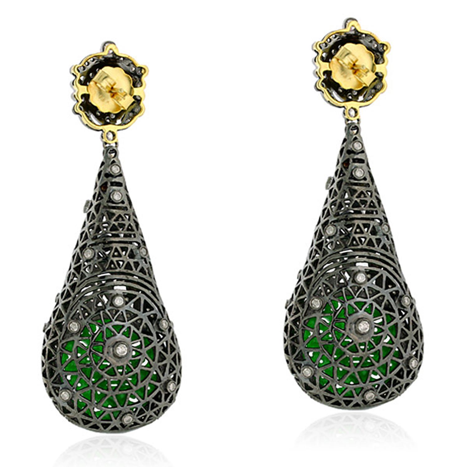 Diese handgeschnitzten Jade-Ohrringe sind aus 18-karätigem Weiß- und Sterlingsilber gefertigt. Er ist mit 9,4 Karat Jade und 7,3 Karat funkelnden Diamanten besetzt.

FOLGEN  MEGHNA JEWELS Storefront, um die neueste Kollektion und exklusive Stücke zu
