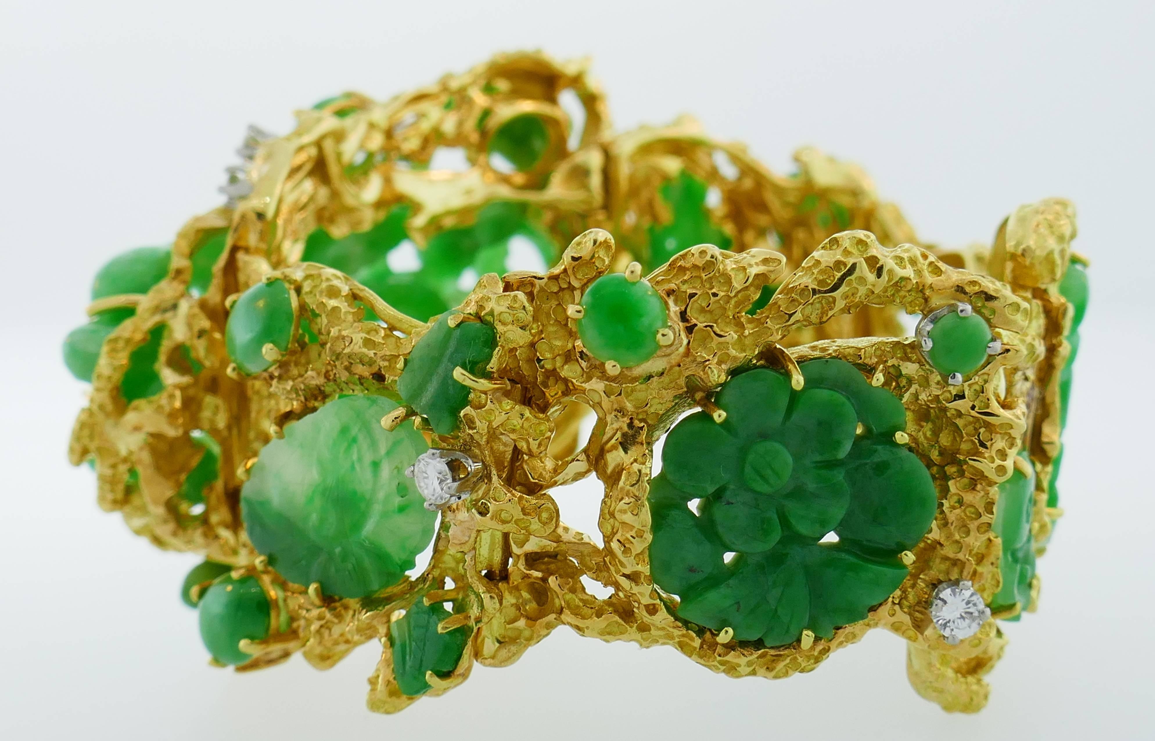 Carved Jadeite Diamond Yellow Gold Bracelet, 1970s In Excellent Condition In Beverly Hills, CA