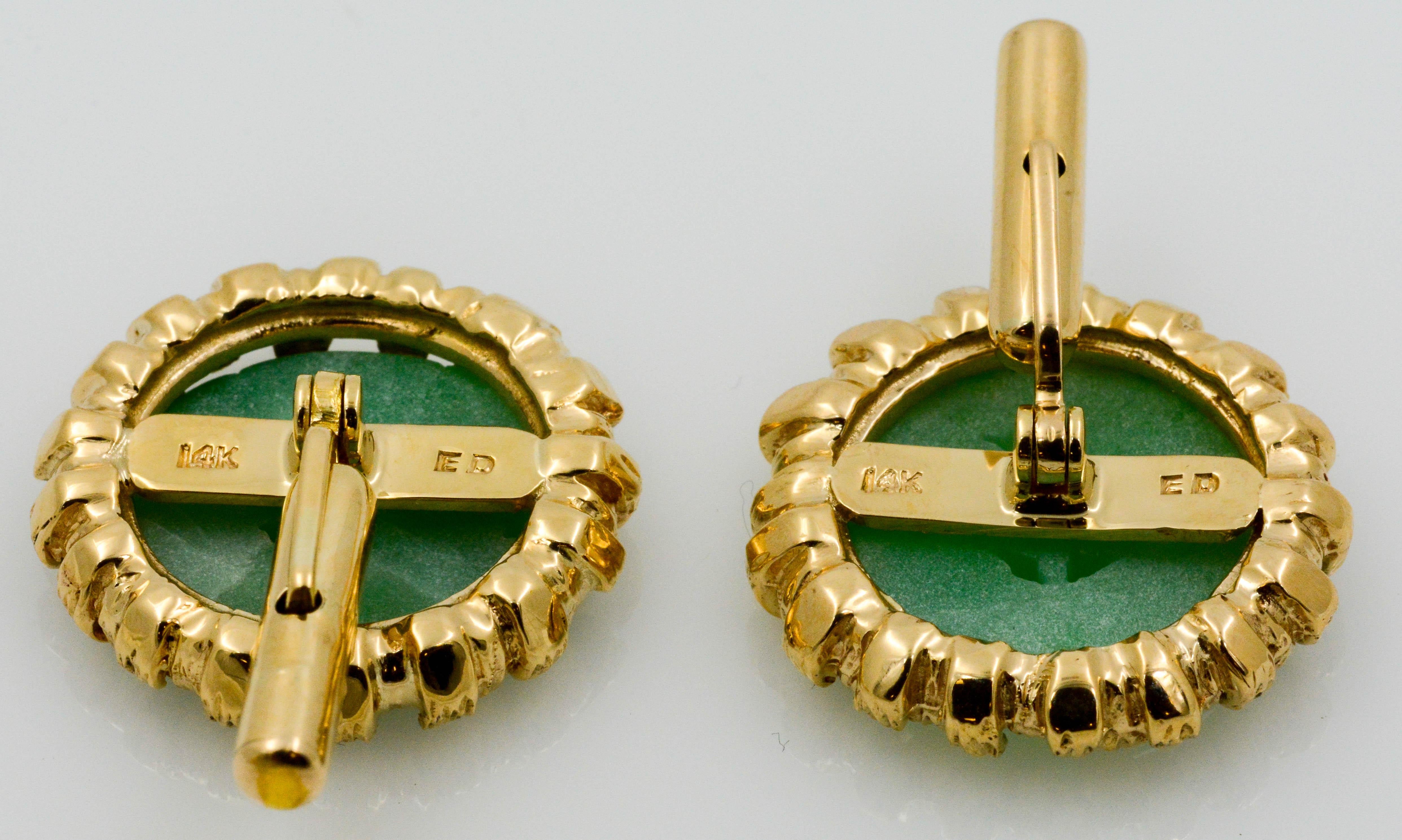 Carved Jade and 14 Karat Yellow Gold Cufflinks In Good Condition In Dallas, TX