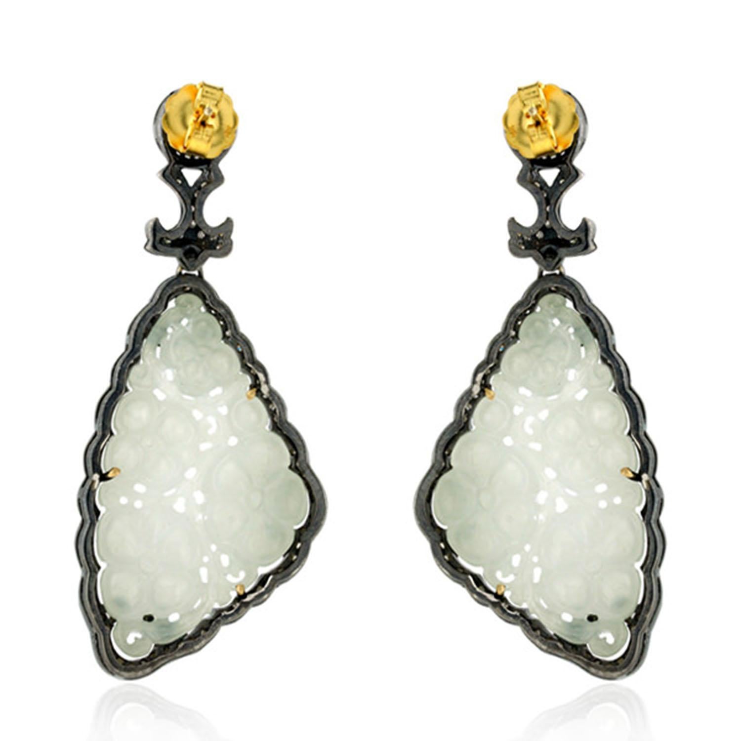 Art déco Boucles d'oreilles en jade sculpté entourées de diamants pavés en or jaune 18 carats et argent en vente