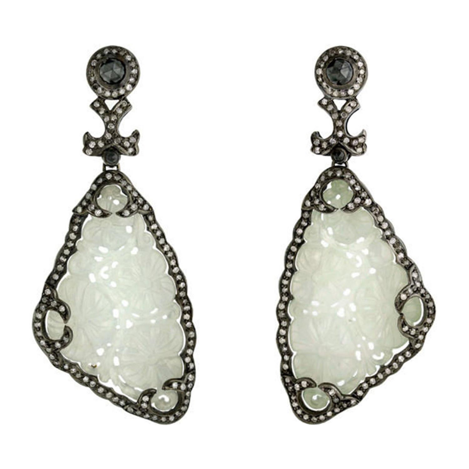 Boucles d'oreilles en jade sculpté entourées de diamants pavés en or jaune 18 carats et argent