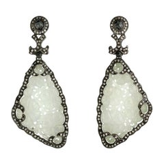 Boucles d'oreilles en jade sculpté entourées de diamants pavés en or jaune 18 carats et argent