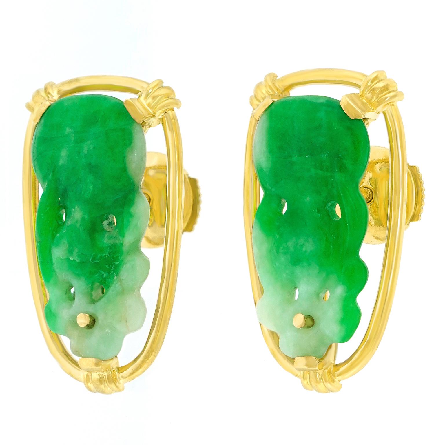 Taille cabochon Carved Jade Earrings en vente