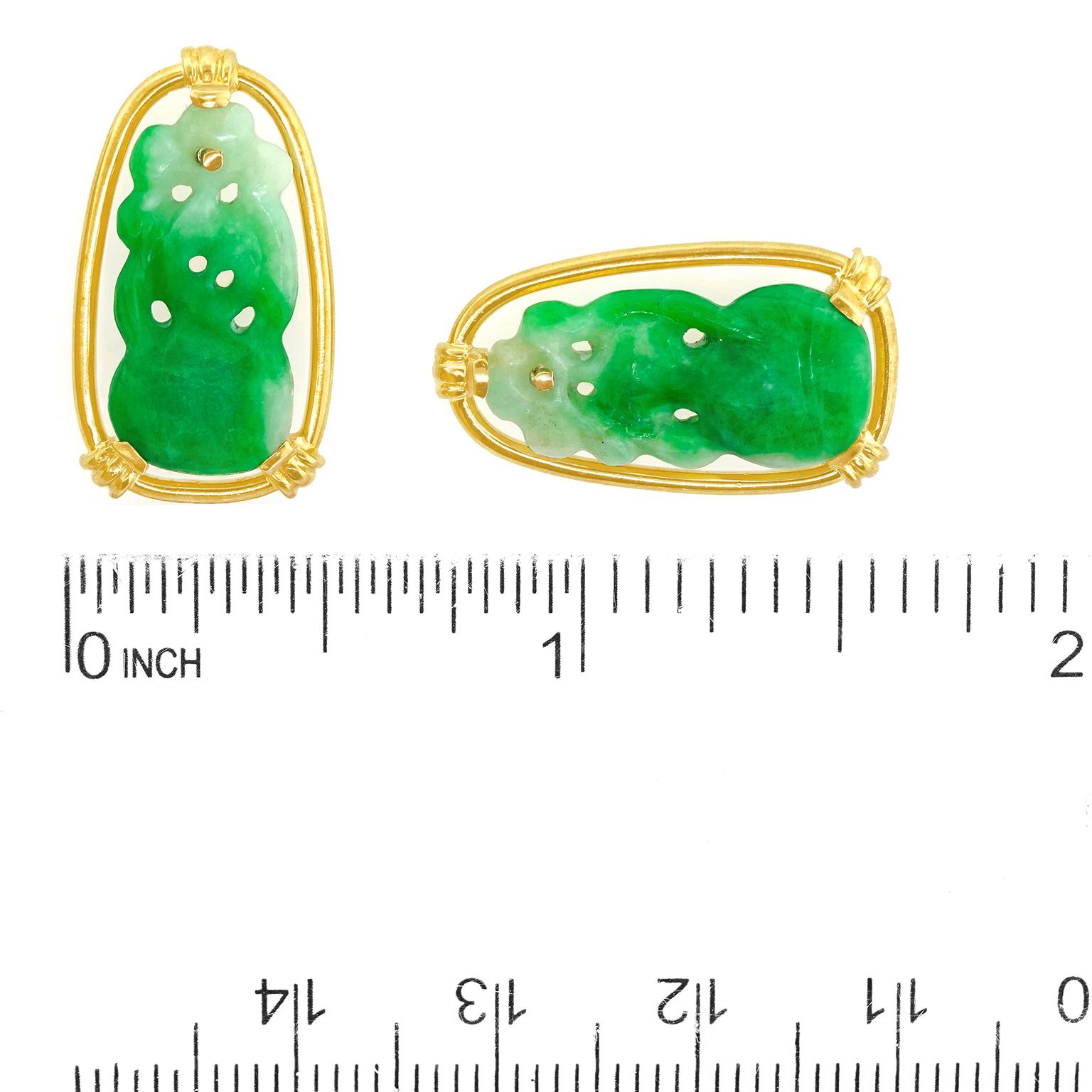 Carved Jade Earrings Pour femmes en vente
