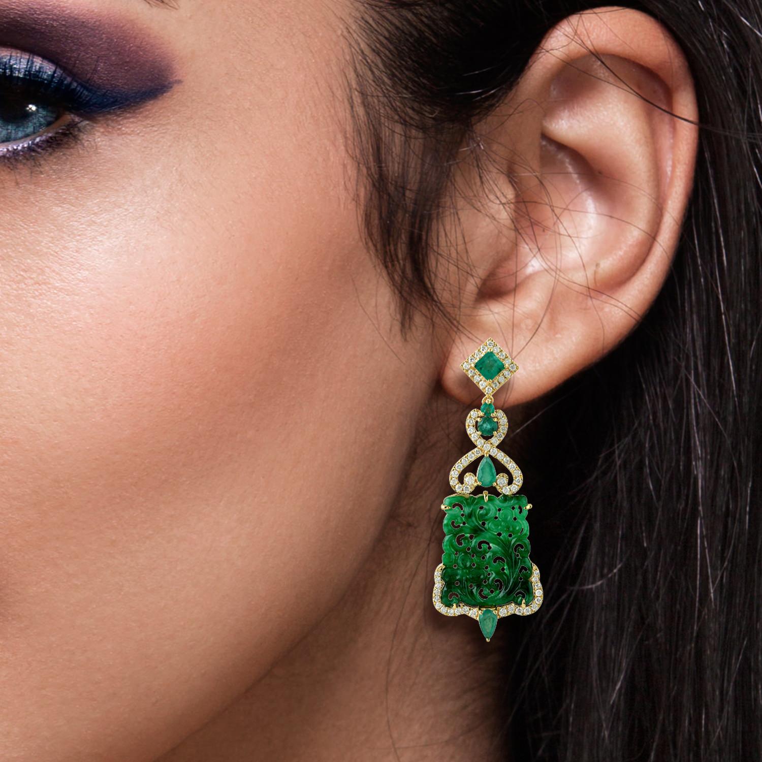 Diese atemberaubenden handgeschnitzten Jade-Ohrringe sind aus 18-karätigem Gold gefertigt. Er ist mit 9,66 Karat Jade, 1,89 Karat Smaragd und 0,93 Karat funkelnden Diamanten besetzt.

FOLLOW  MEGHNA JEWELS Storefront, um die neueste Kollektion und