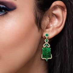 Ohrringe aus geschnitzter Jade mit Smaragd aus 18 Karat Gold mit Diamanten