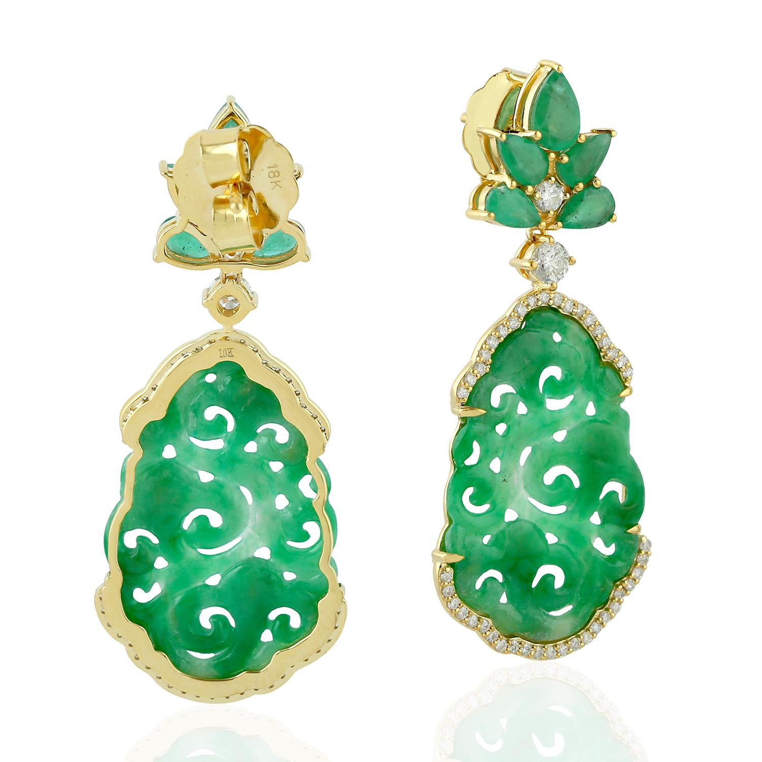 Ohrringe aus geschnitzter Jade mit Smaragd und Diamanten aus 18 Karat Gold (Kunsthandwerker*in) im Angebot