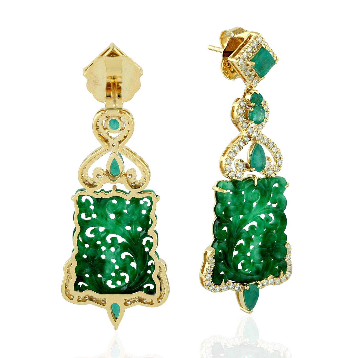 Ohrringe aus geschnitzter Jade mit Smaragd aus 18 Karat Gold mit Diamanten (Kunsthandwerker*in) im Angebot