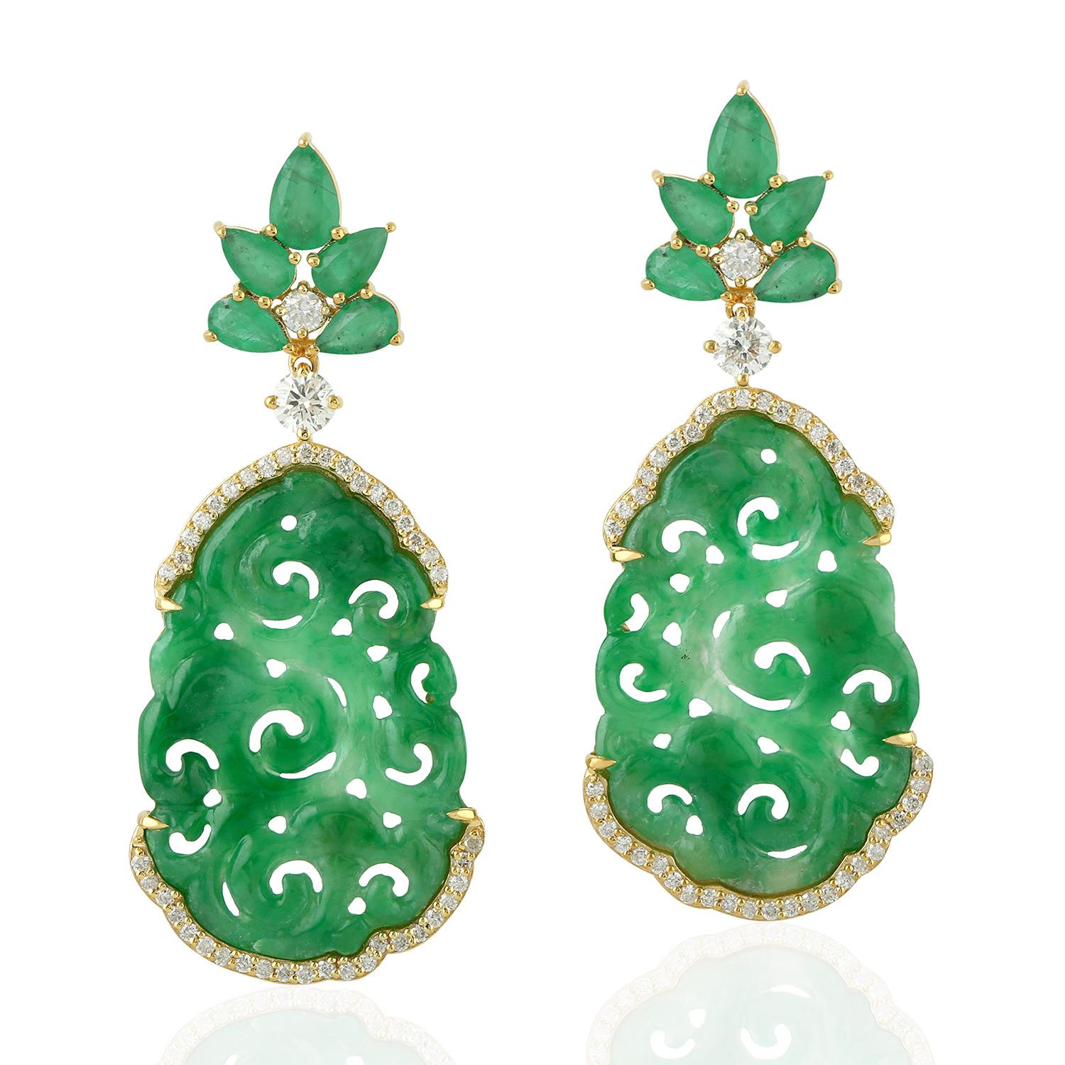 Ohrringe aus geschnitzter Jade mit Smaragd und Diamanten aus 18 Karat Gold (Gemischter Schliff) im Angebot