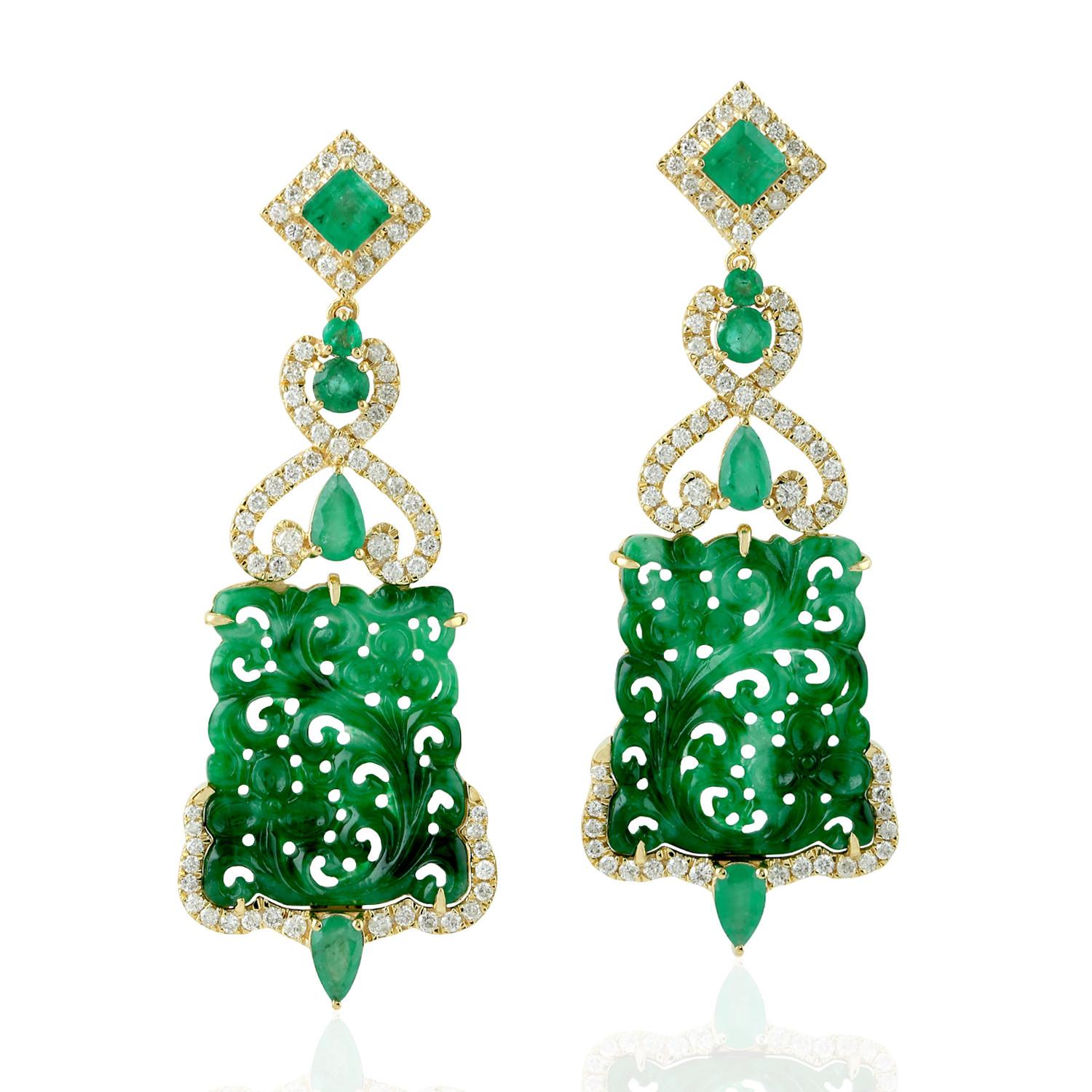 Ohrringe aus geschnitzter Jade mit Smaragd aus 18 Karat Gold mit Diamanten (Gemischter Schliff) im Angebot
