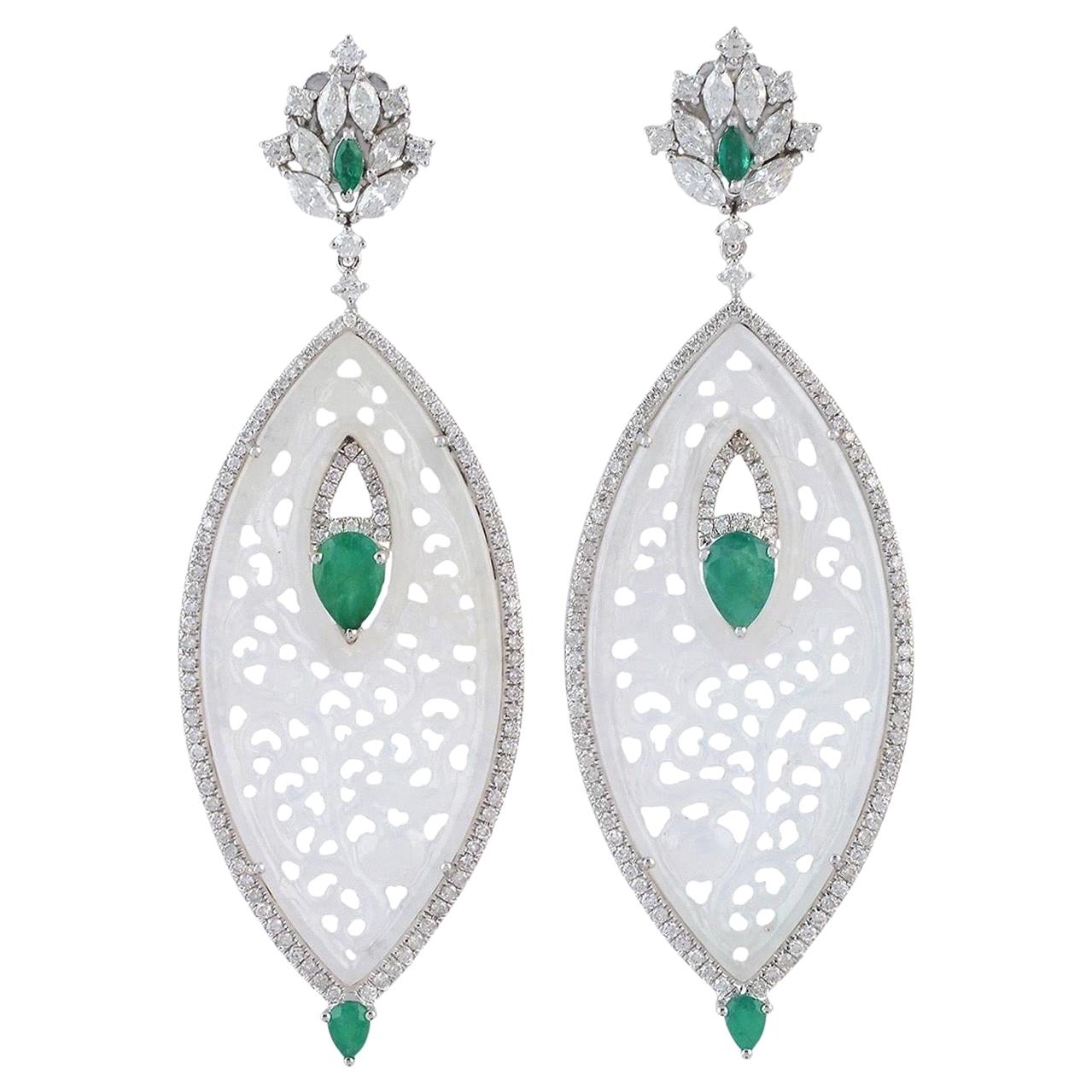 Boucles d'oreilles en or 18 carats et diamants avec jade sculpté et émeraude
