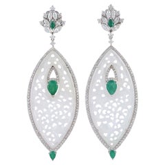 Ohrringe aus geschnitzter Jade mit Smaragd aus 18 Karat Gold mit Diamanten