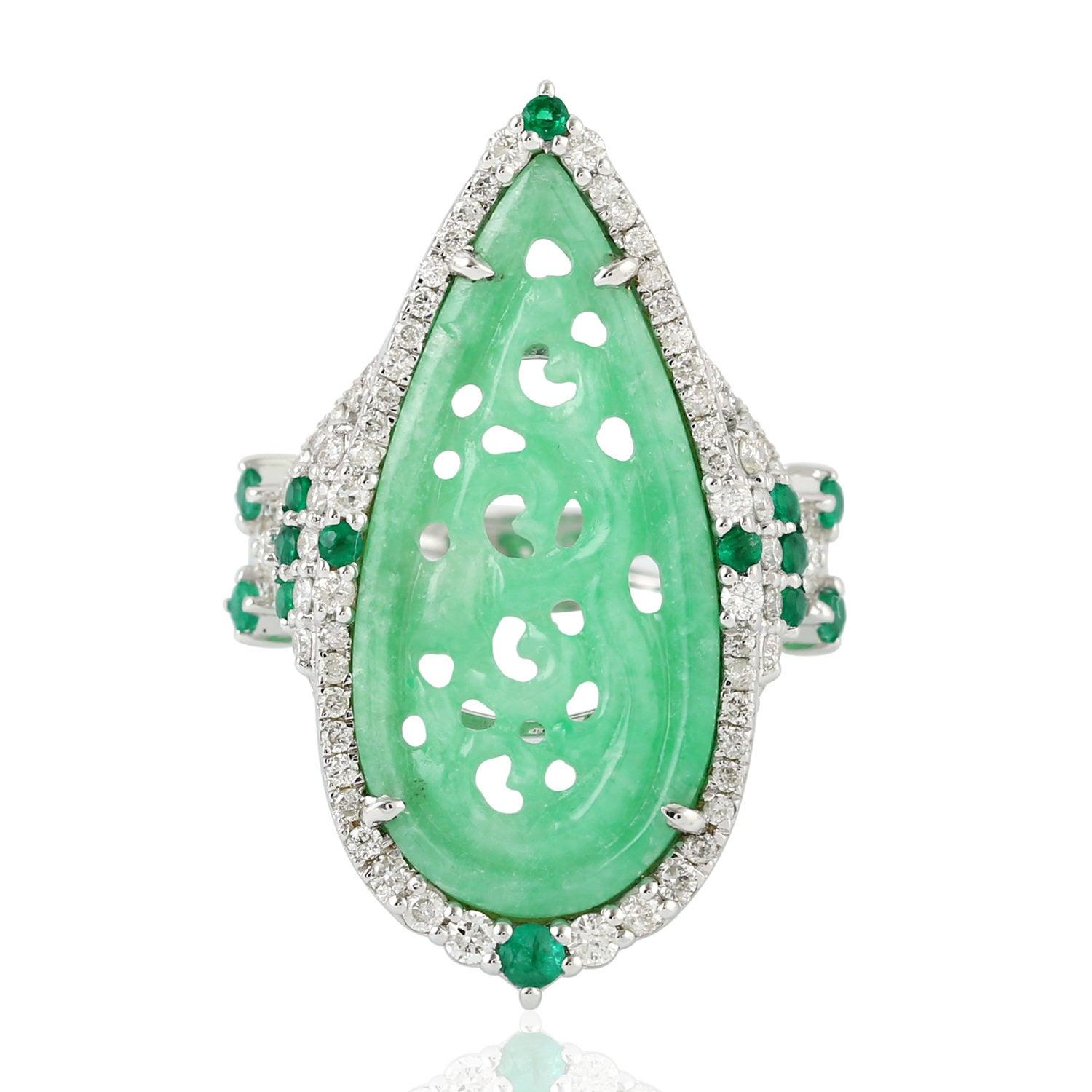 En vente :  Bague en or 18 carats et diamants avec jade sculpté et émeraude 4