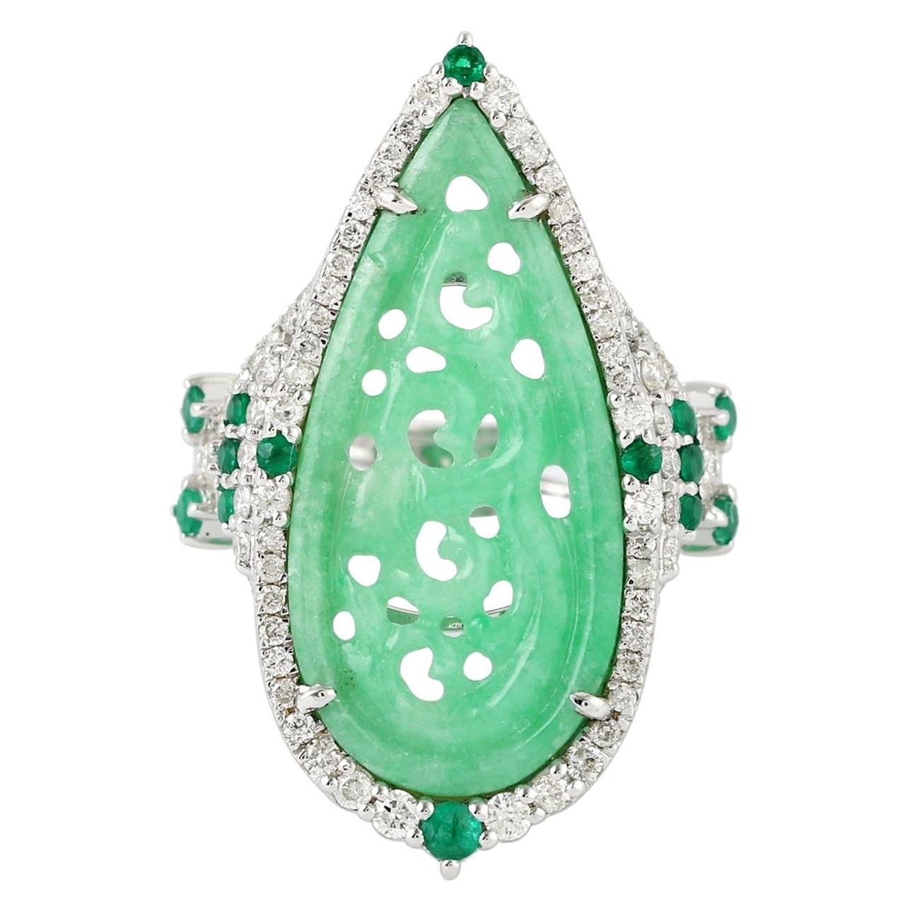 Im Angebot: Geschnitzter Jade-Smaragd 18 Karat Gold Diamantring ()