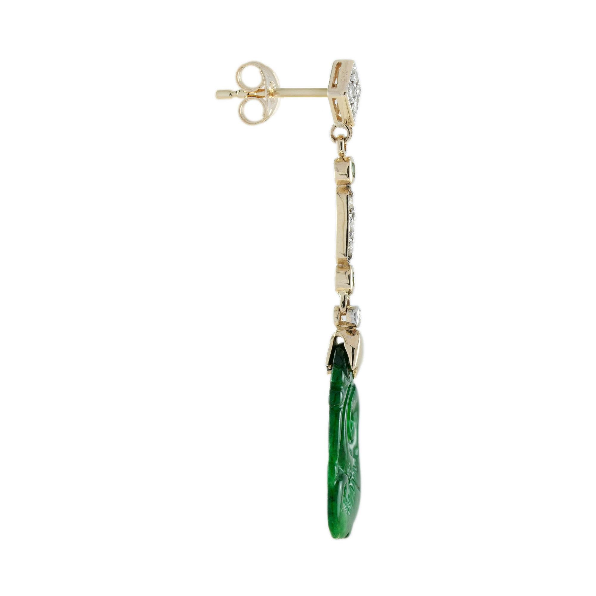 Die natürliche Jade in diesen schönen Ohrringen hat eine ganz besondere Form. Beide Stücke haben eine kräftige grüne Farbe und gute Schnitzereien. Die Jade hängt in einer Fassung aus 9-karätigem Gelbgold mit einem Smaragd und einem Diamanten an der