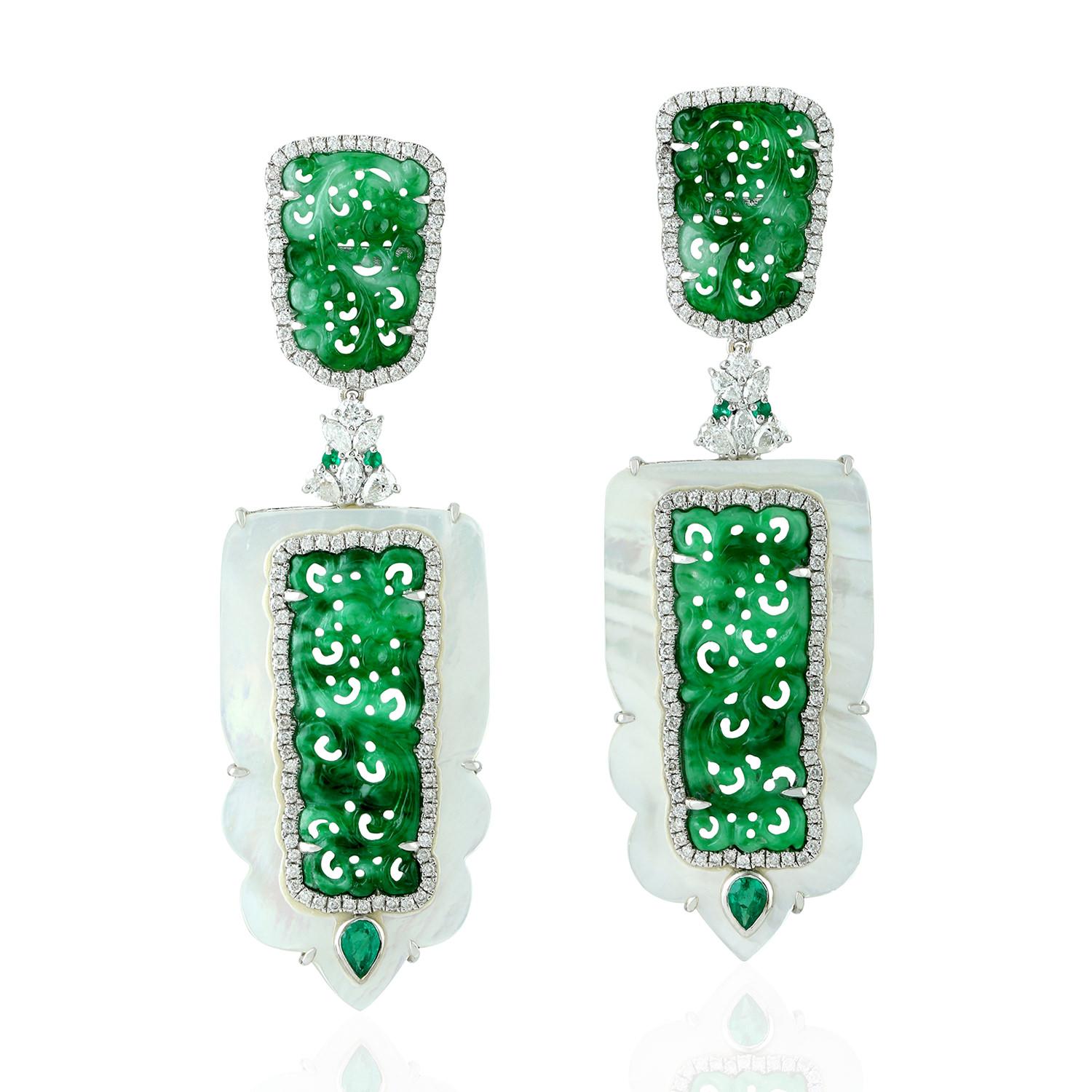Moderne Boucles d'oreilles en or 18 carats et diamants avec jade sculpté, émeraude et nacre  en vente
