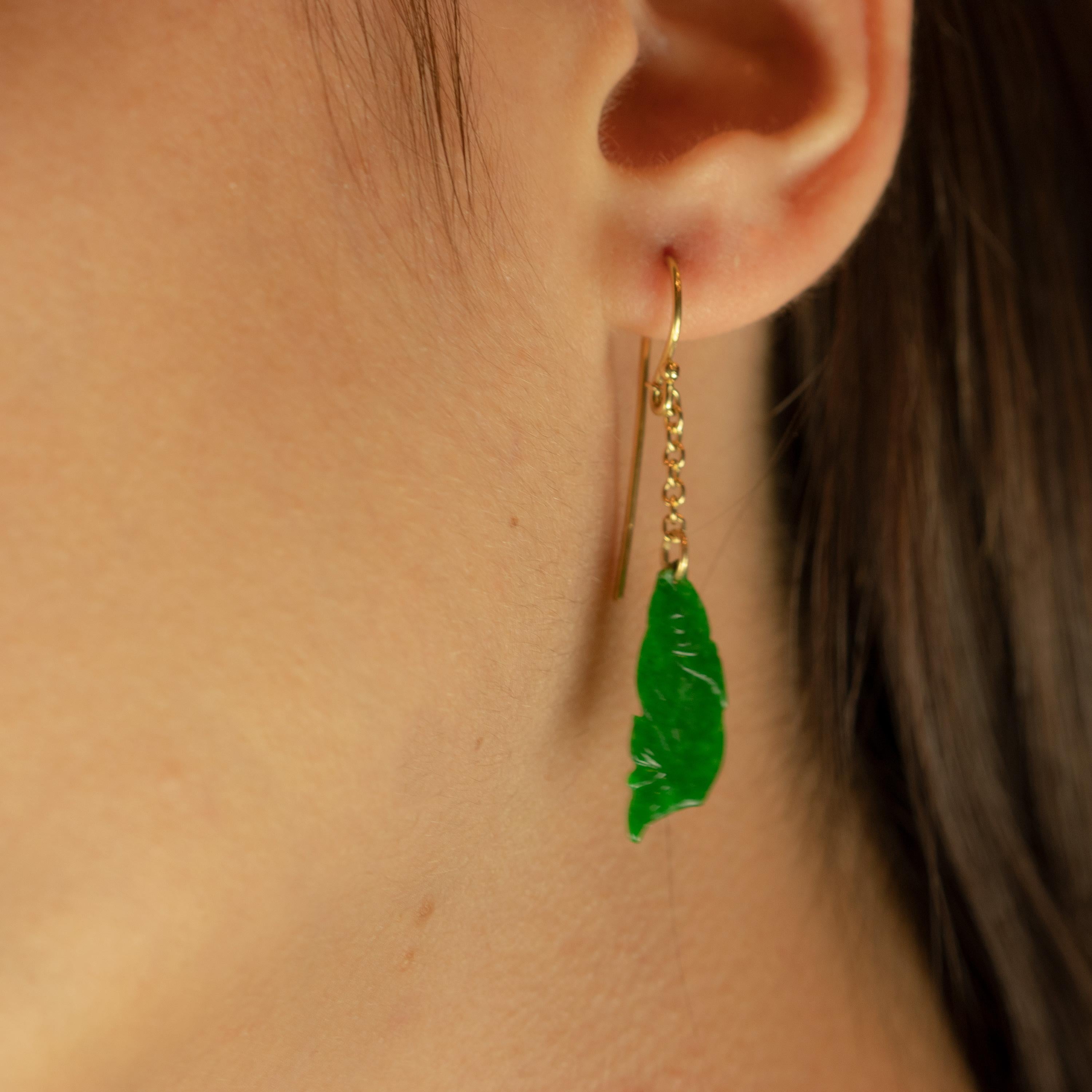 Taille mixte Boucles d'oreilles pendantes en forme de fleur de poisson en or jaune 18 carats avec chaîne en jade sculpté en vente