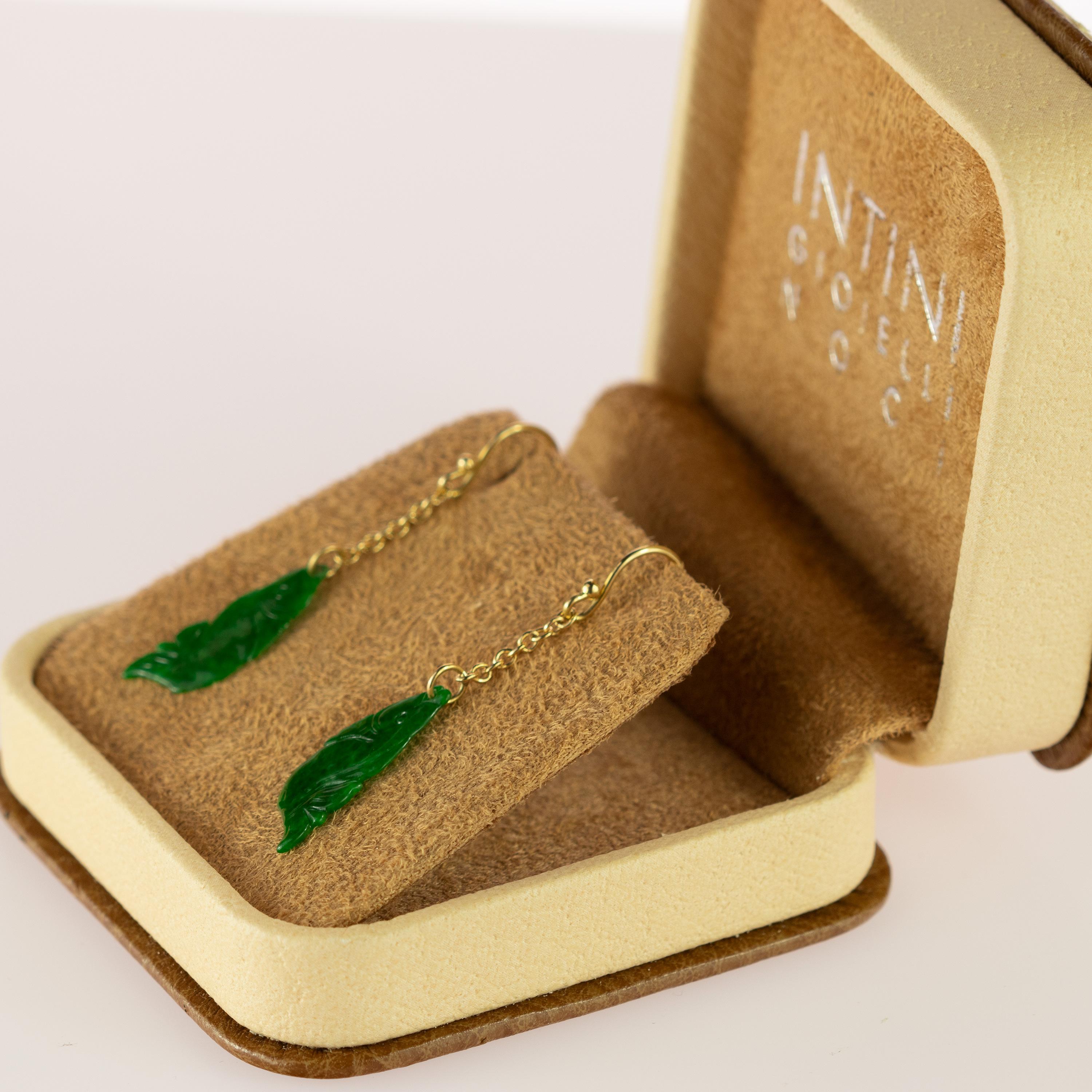 Boucles d'oreilles pendantes en forme de fleur de poisson en or jaune 18 carats avec chaîne en jade sculpté en vente 2