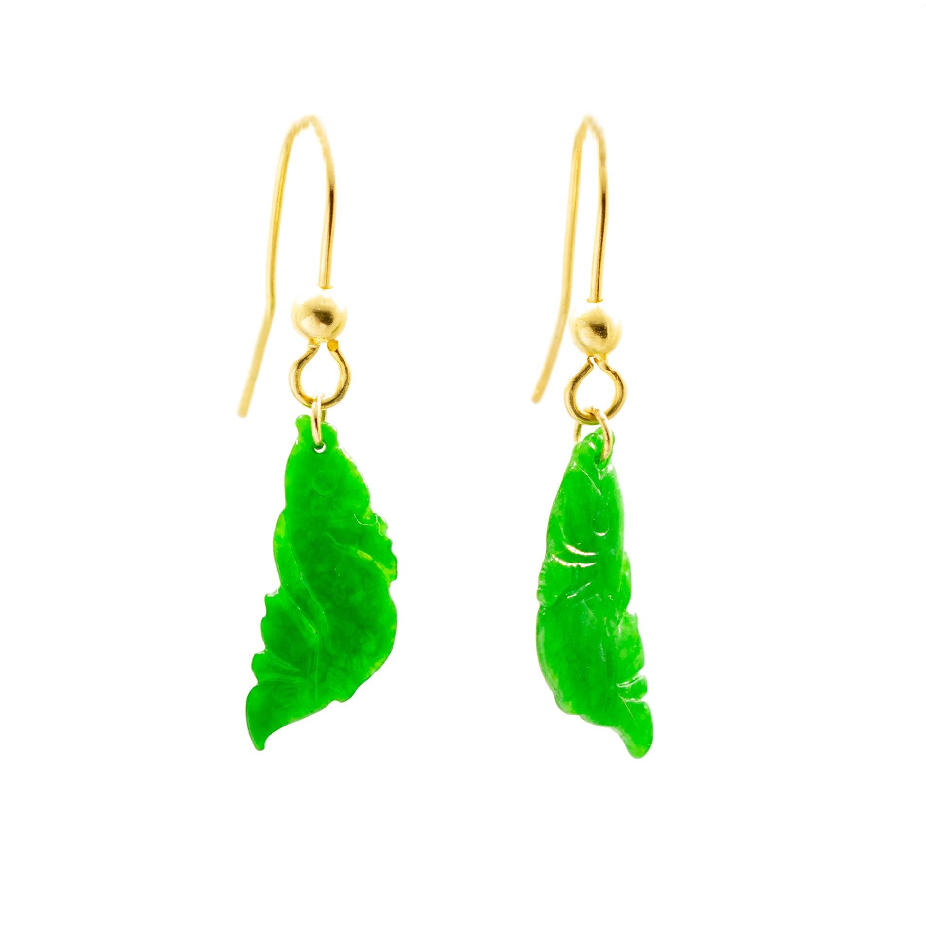 Arts and Crafts Boucles d'oreilles pendantes en forme de fleur de poisson en or jaune 9 carats sculpté avec chaîne en vente