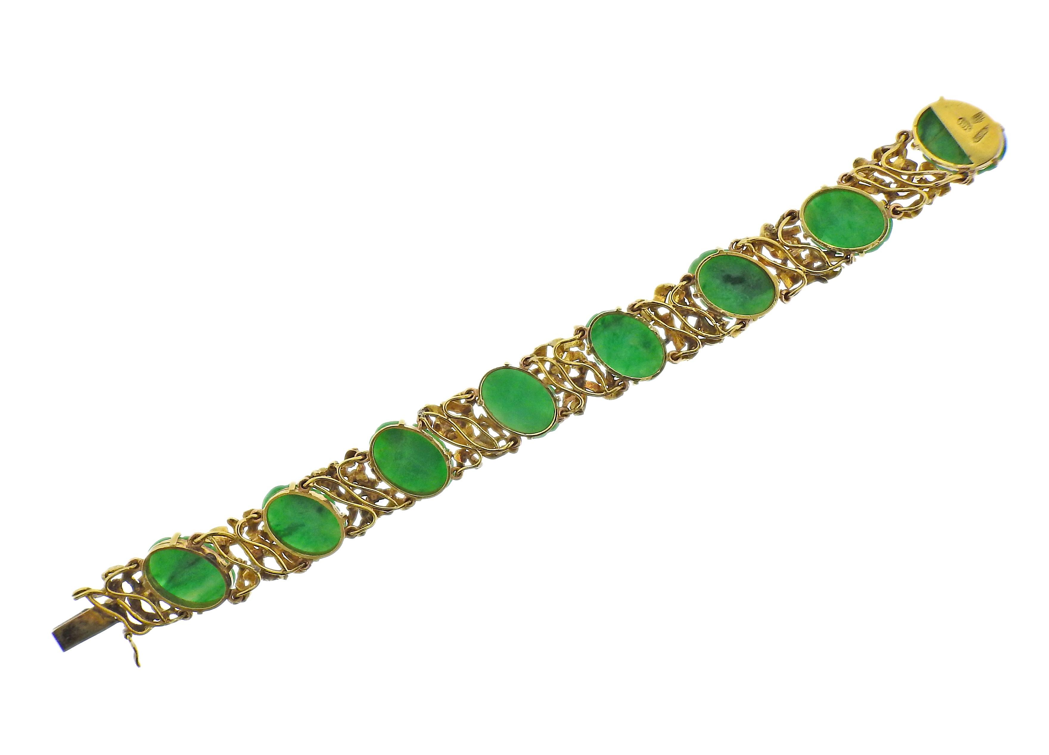 Goldarmband mit geschnitzter Jade im Zustand „Hervorragend“ im Angebot in New York, NY