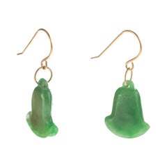 Boucles d'oreilles pendantes chics en or jaune 18 carats avec cloches vertes en jade sculpté