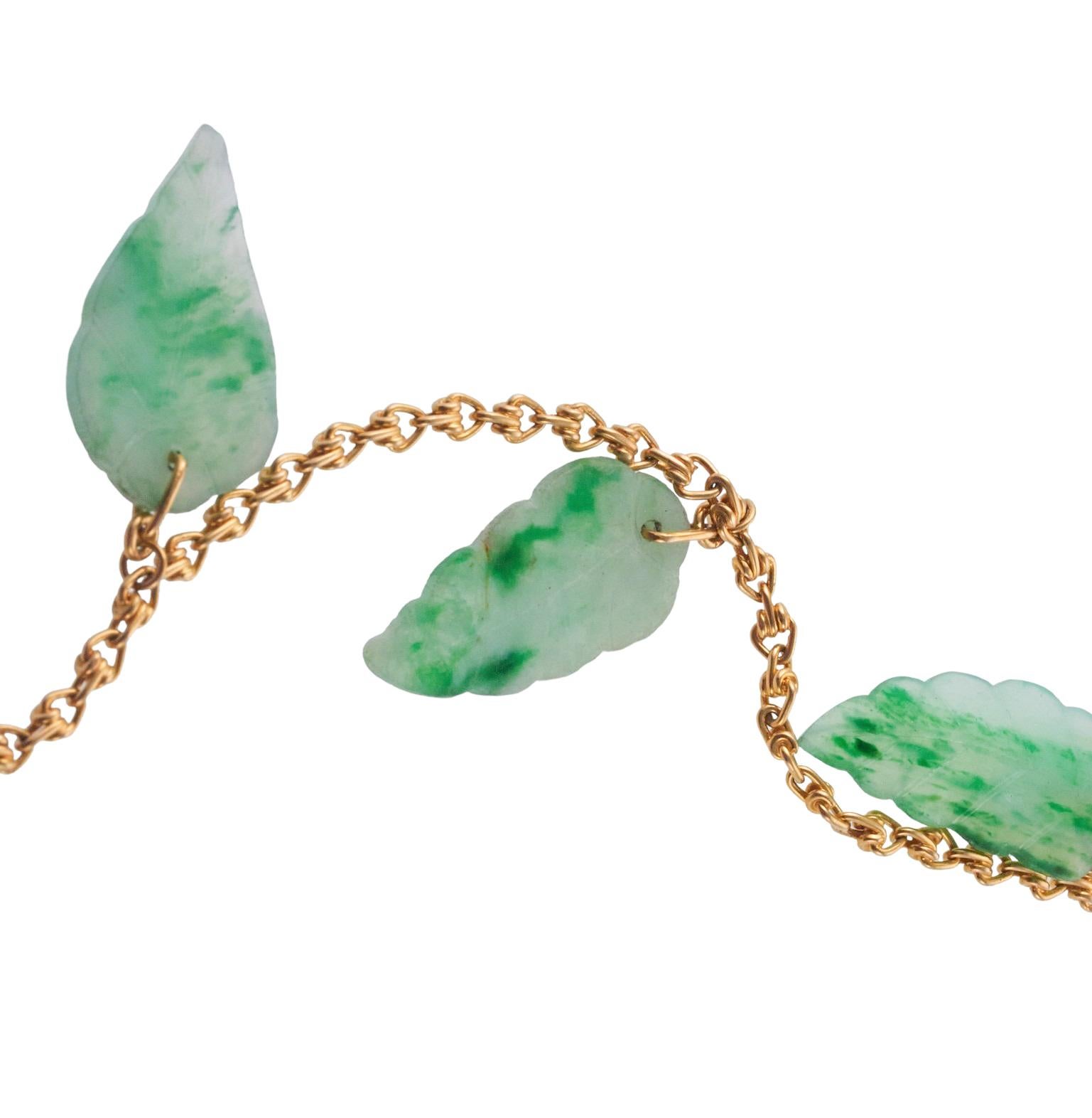 Geschnitzte Jade Blatt Motiv Gold lange Kette Halskette im Angebot 1