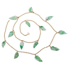 Collier à longue chaîne en or avec motif de feuilles en jade sculpté