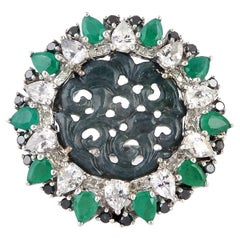 Geschnitzter Jade-Ring mit mehreren Edelsteinen und Diamanten aus 18 Karat Gold und Silber