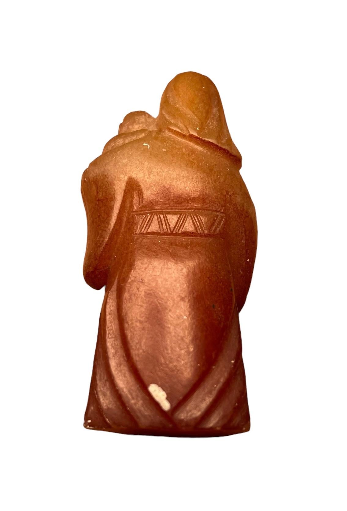 Ancien homme en jade sculpté avec une figurine d'enfant en vente 3