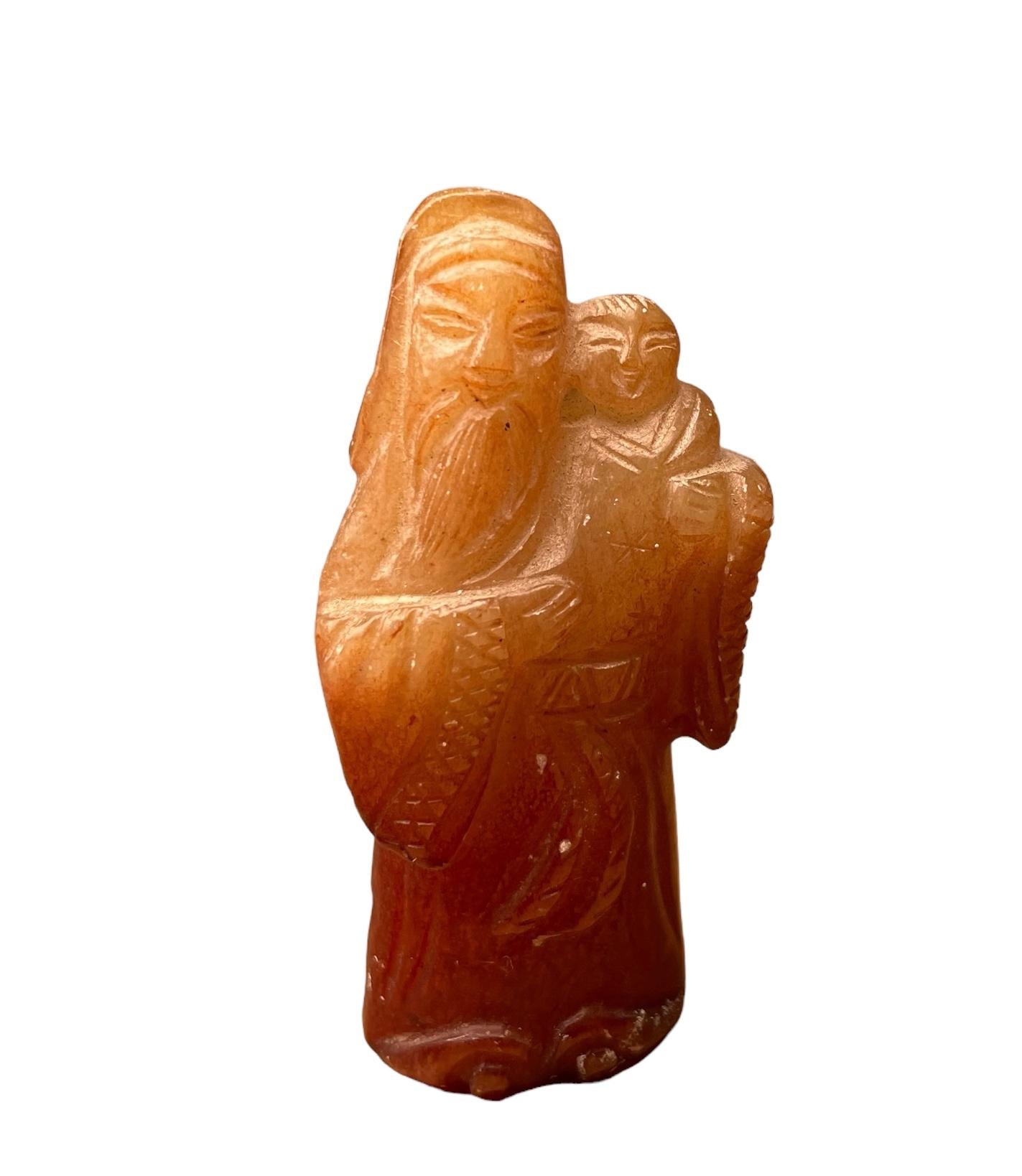 Ancien homme en jade sculpté avec une figurine d'enfant en vente 5