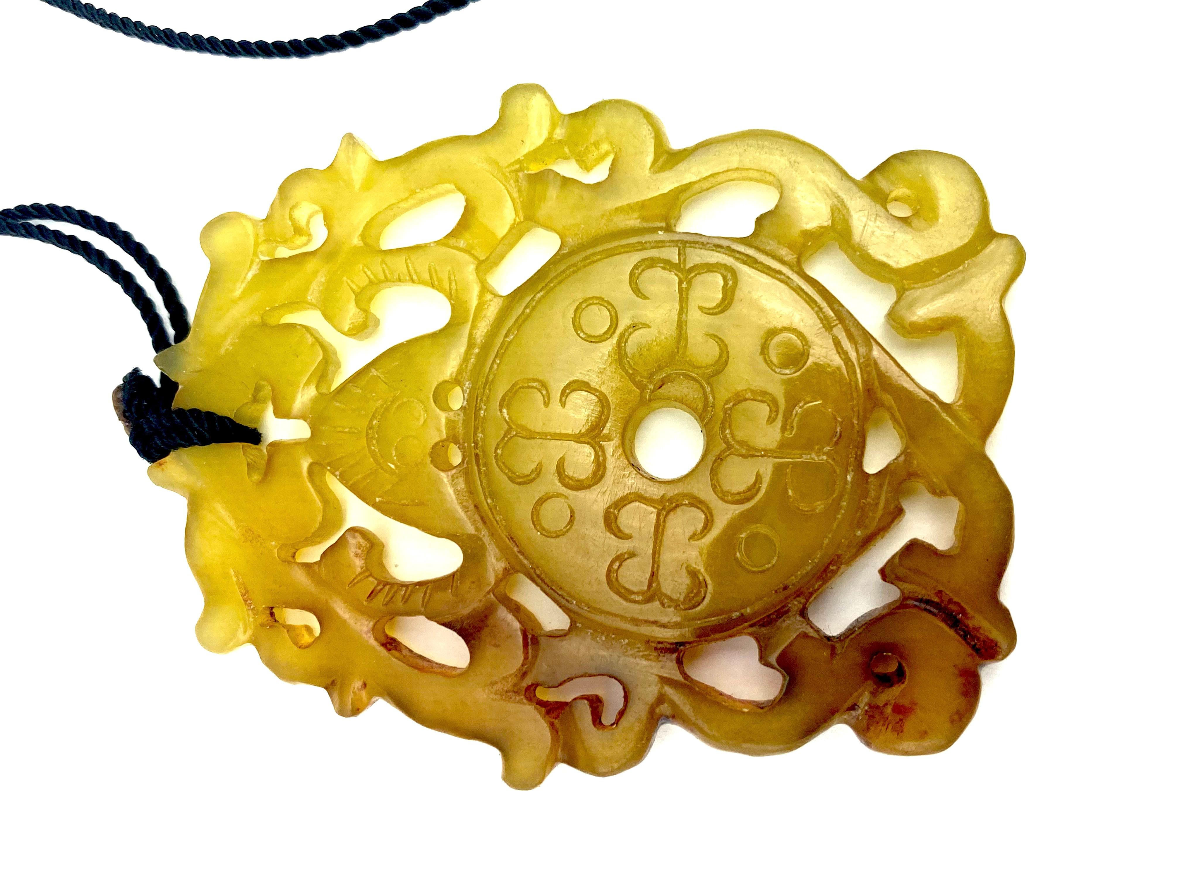 Geschnitzter Jade-Anhänger an schwarzer Schnur 1