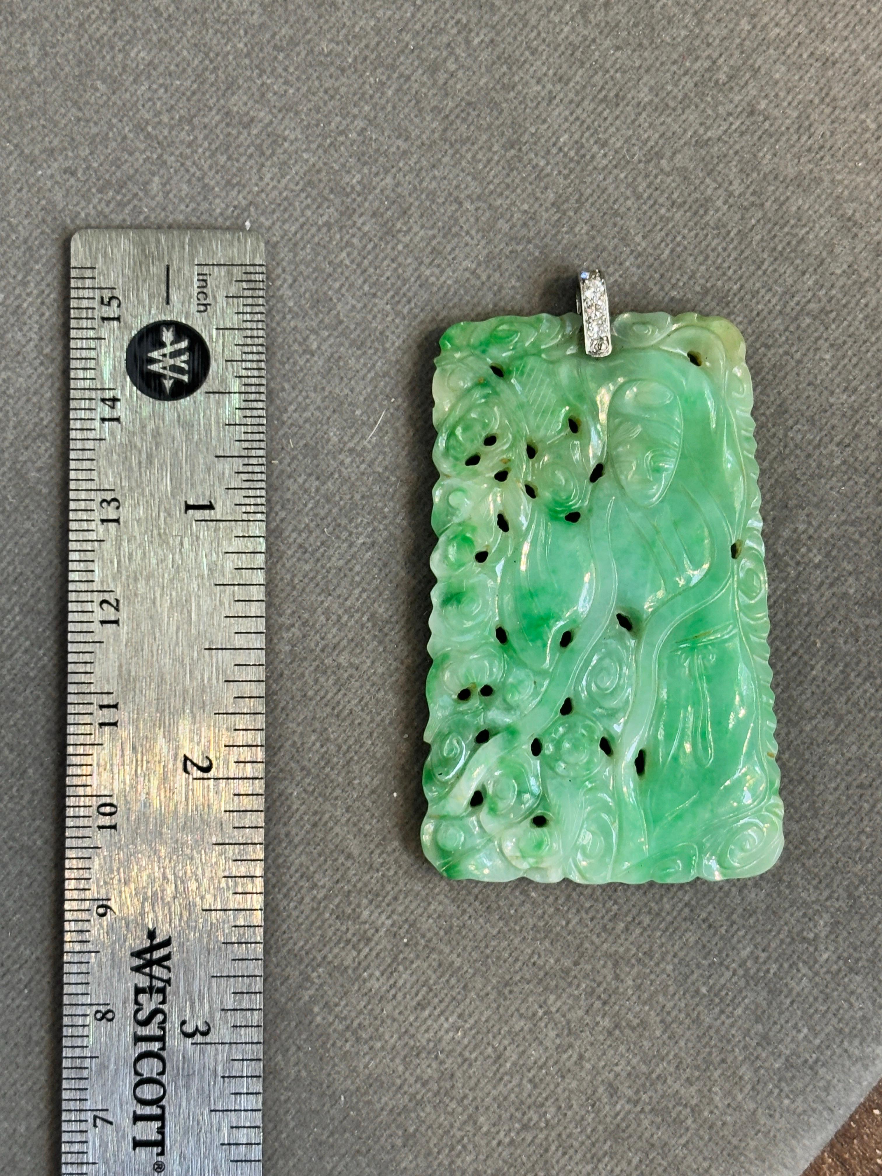 Donna Ciondolo di giada intagliata in vendita