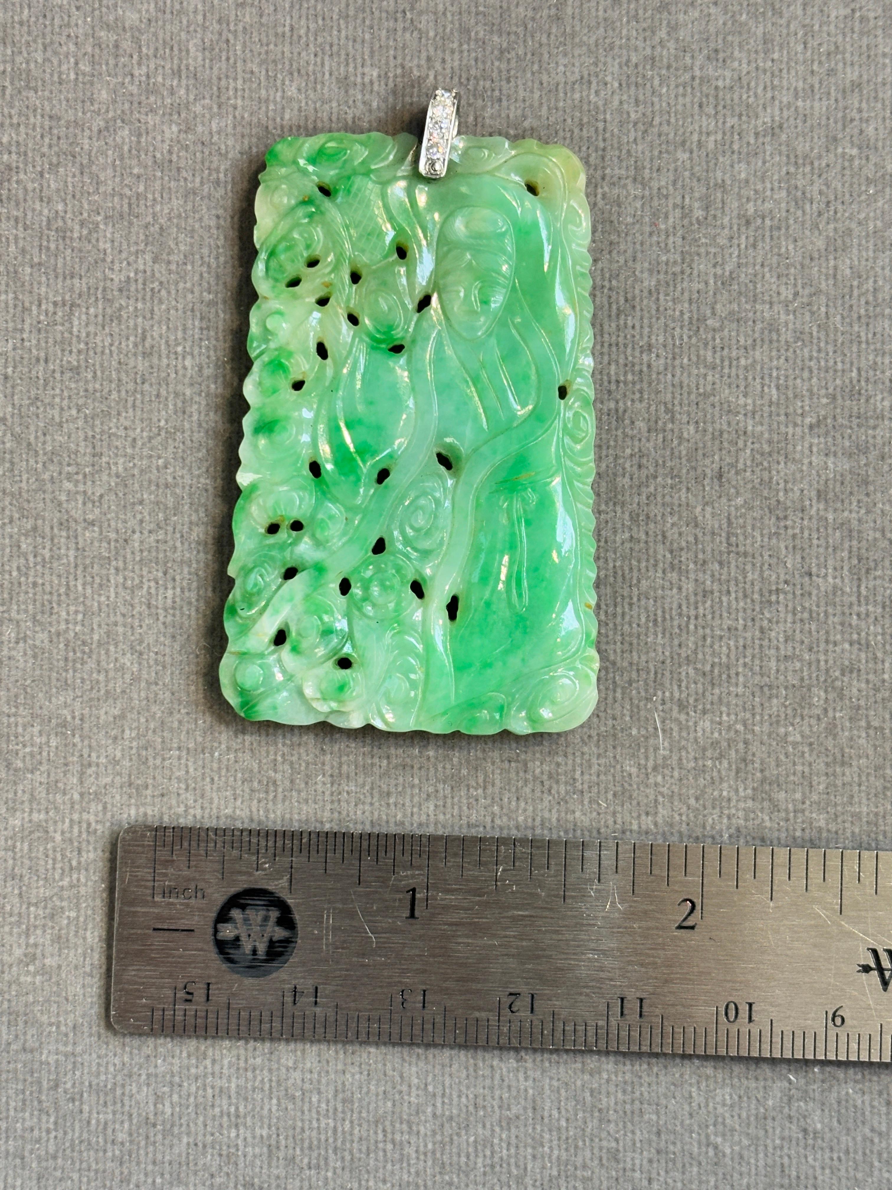 Ciondolo di giada intagliata in vendita 1
