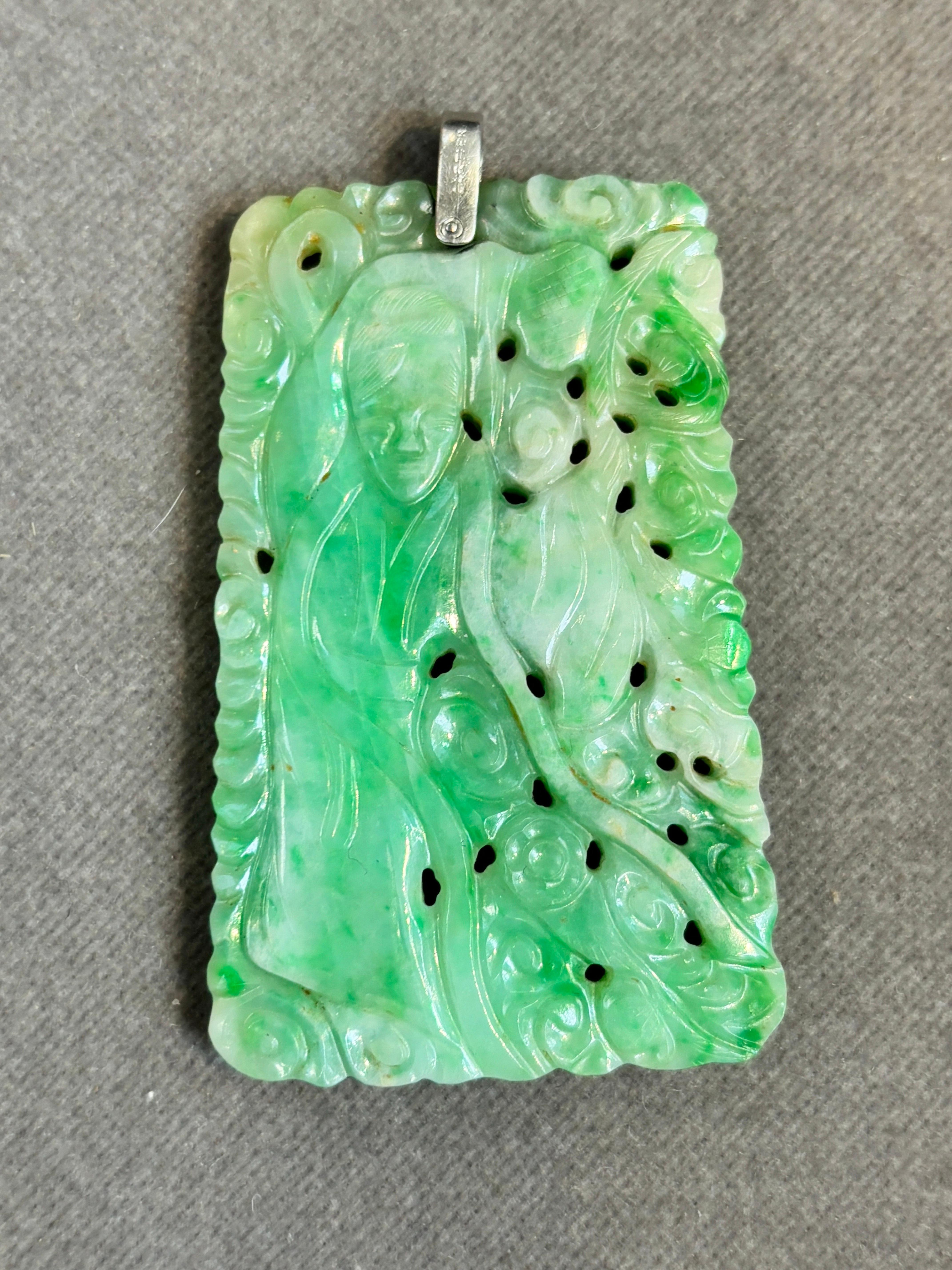 Ciondolo di giada intagliata in vendita 2