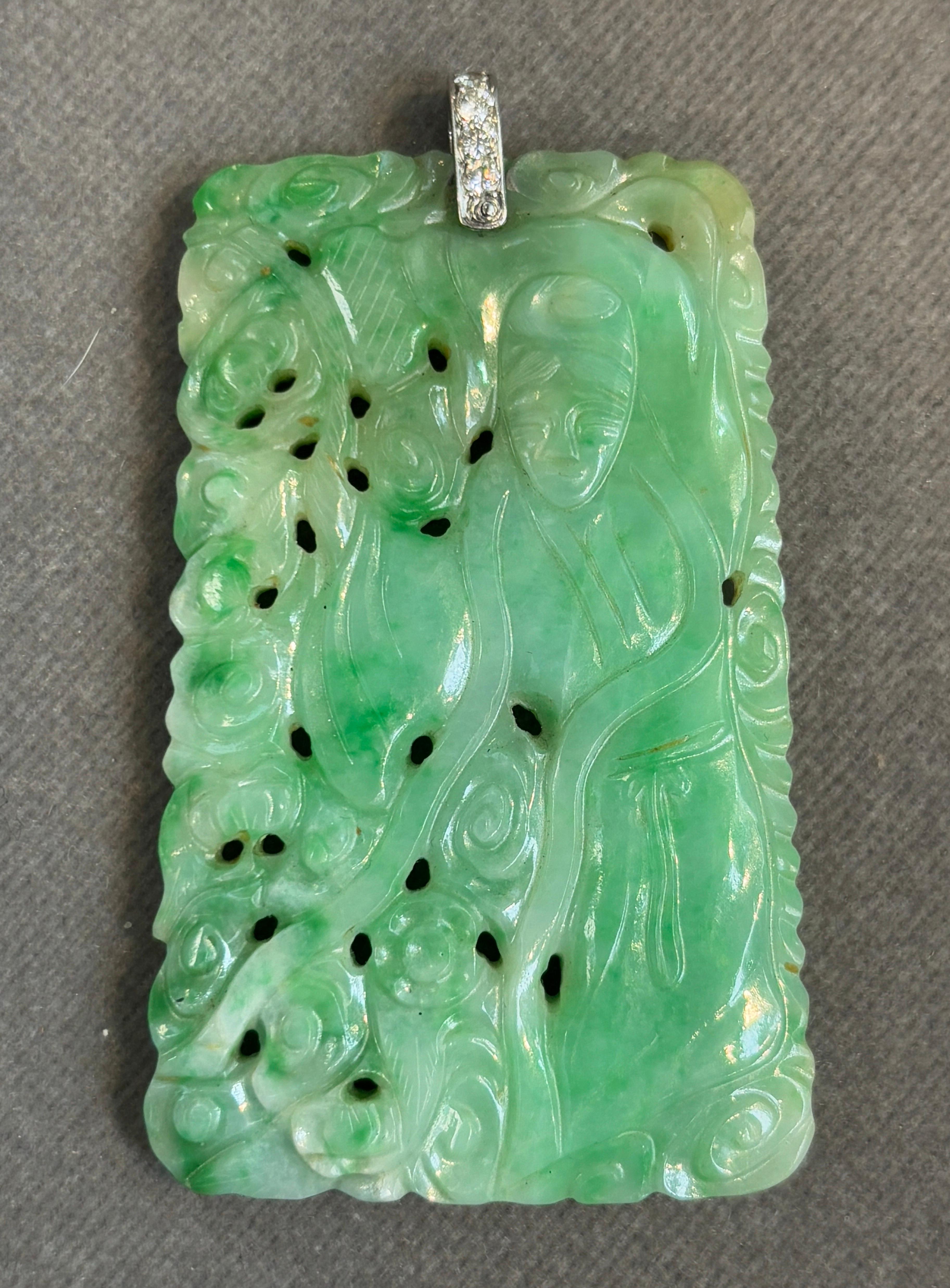 Ciondolo di giada intagliata in vendita 3