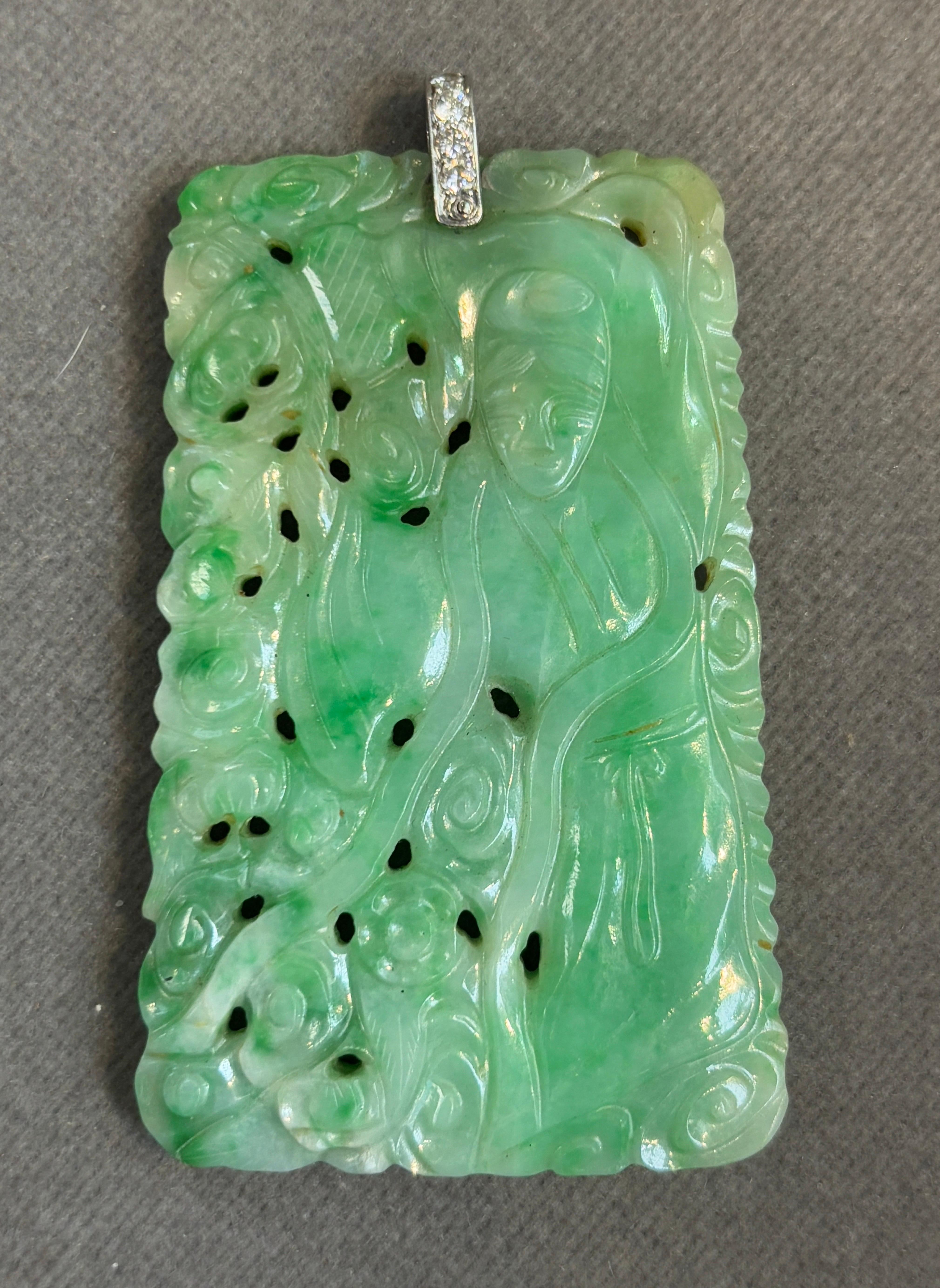 Ciondolo di giada intagliata in vendita 4