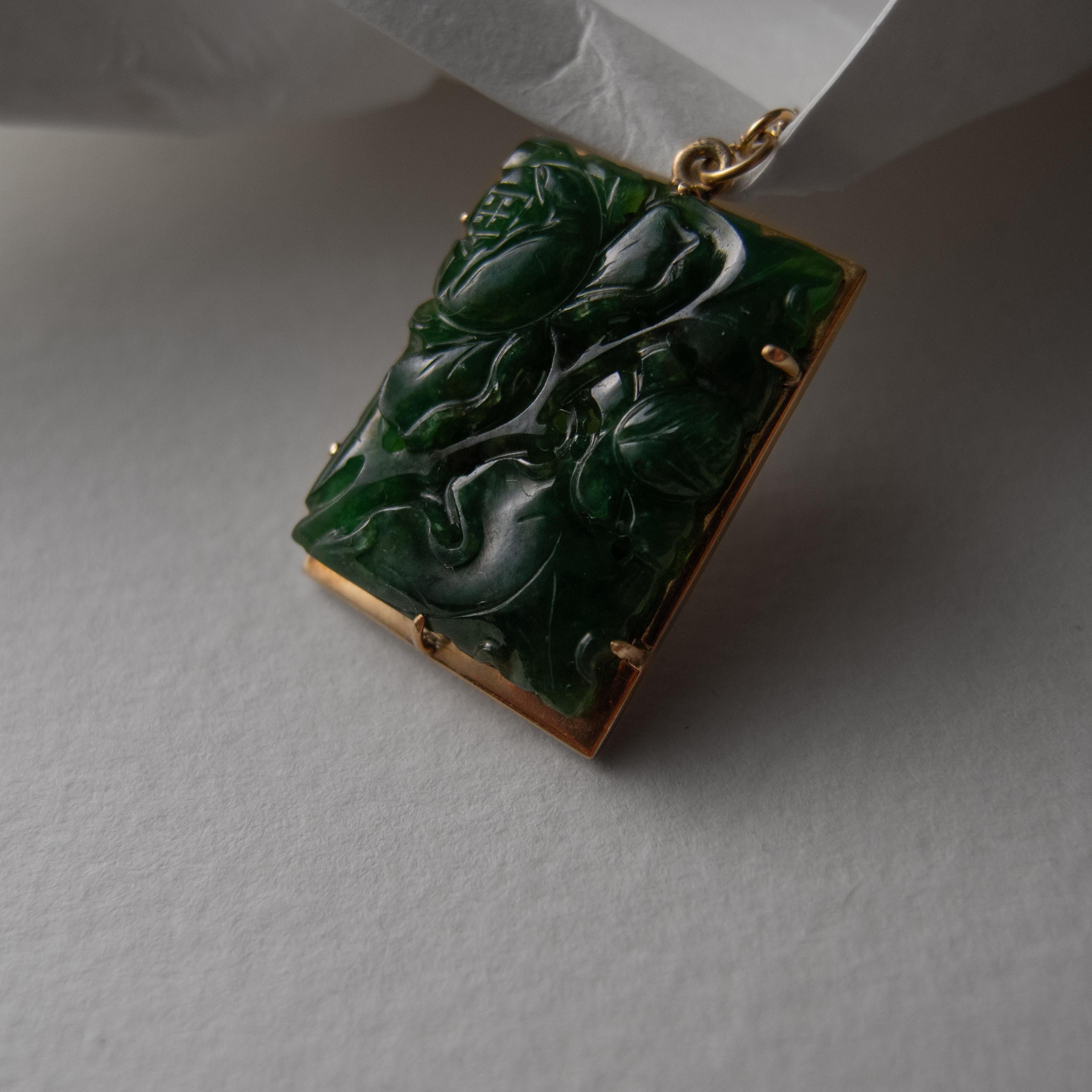 Ciondolo di giada intagliata Giada omphacite non trattata certificata Midcentury in vendita 4