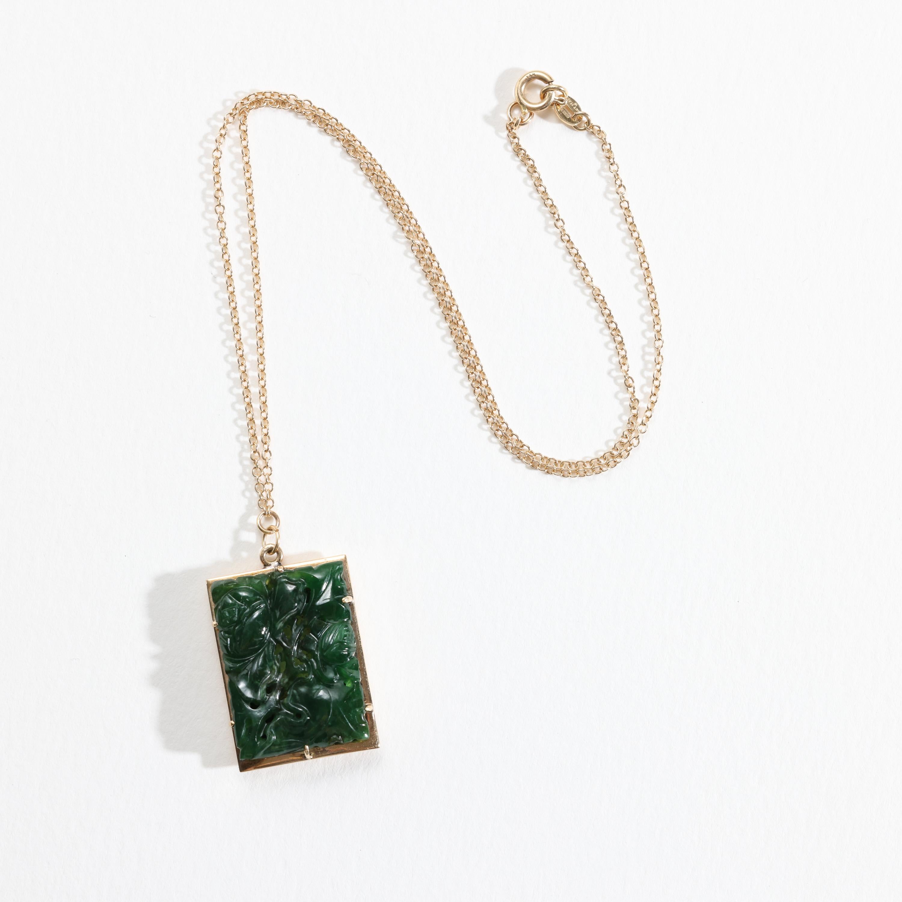 Ciondolo di giada intagliata Giada omphacite non trattata certificata Midcentury in vendita 1