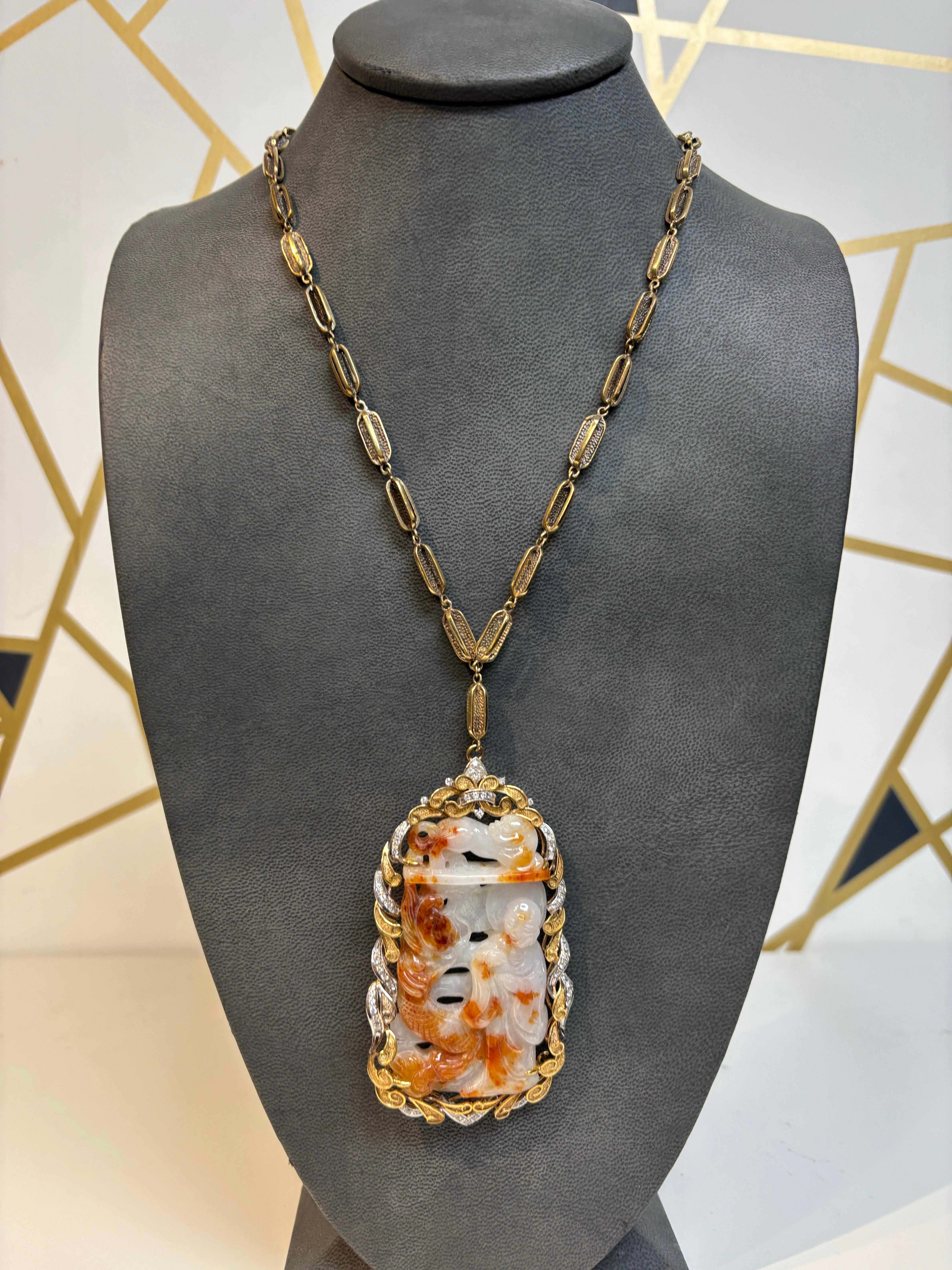 Collana con ciondolo di giada intagliata in vendita 5