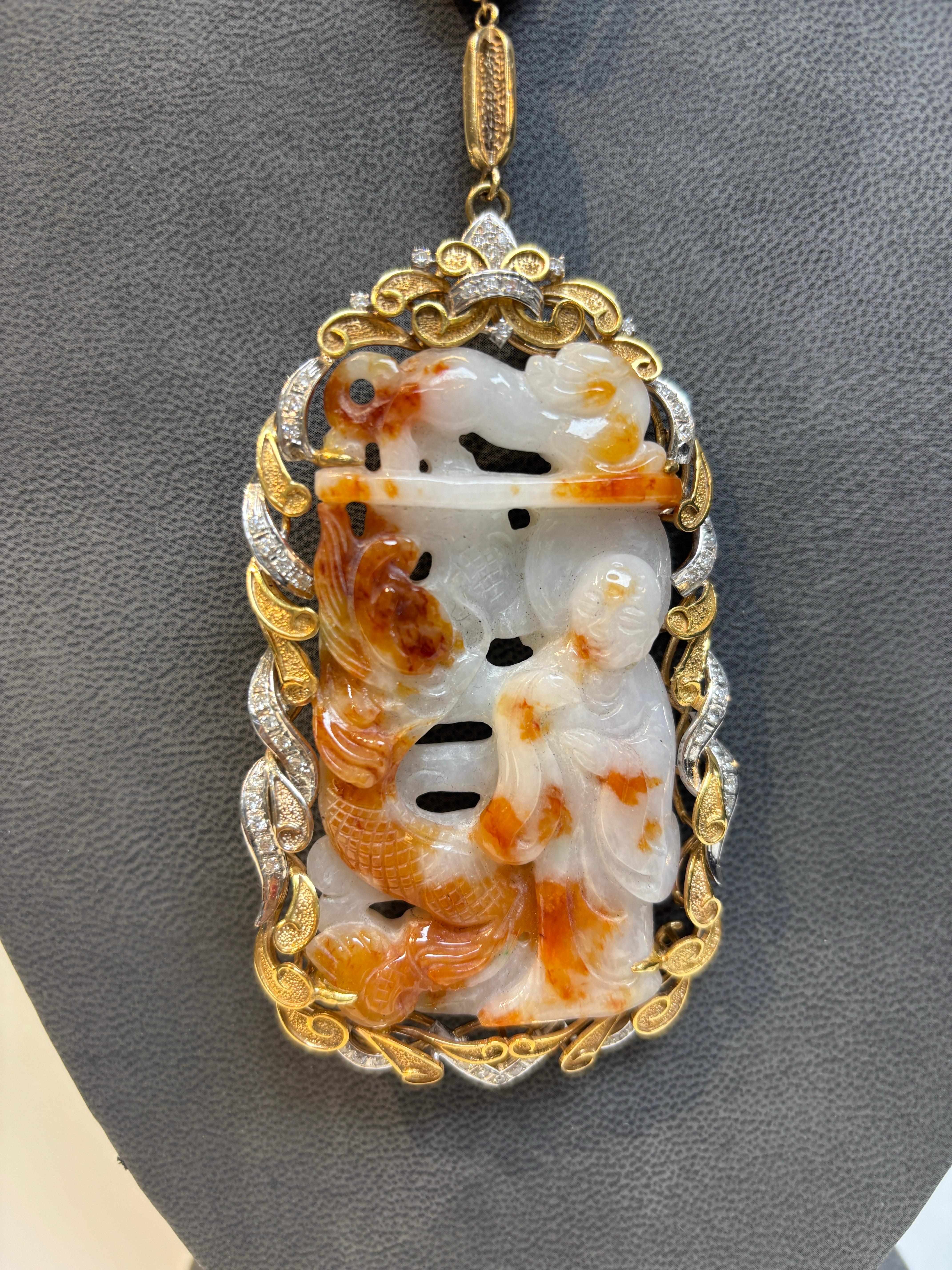 Collana con ciondolo di giada intagliata In condizioni ottime in vendita a New York, NY