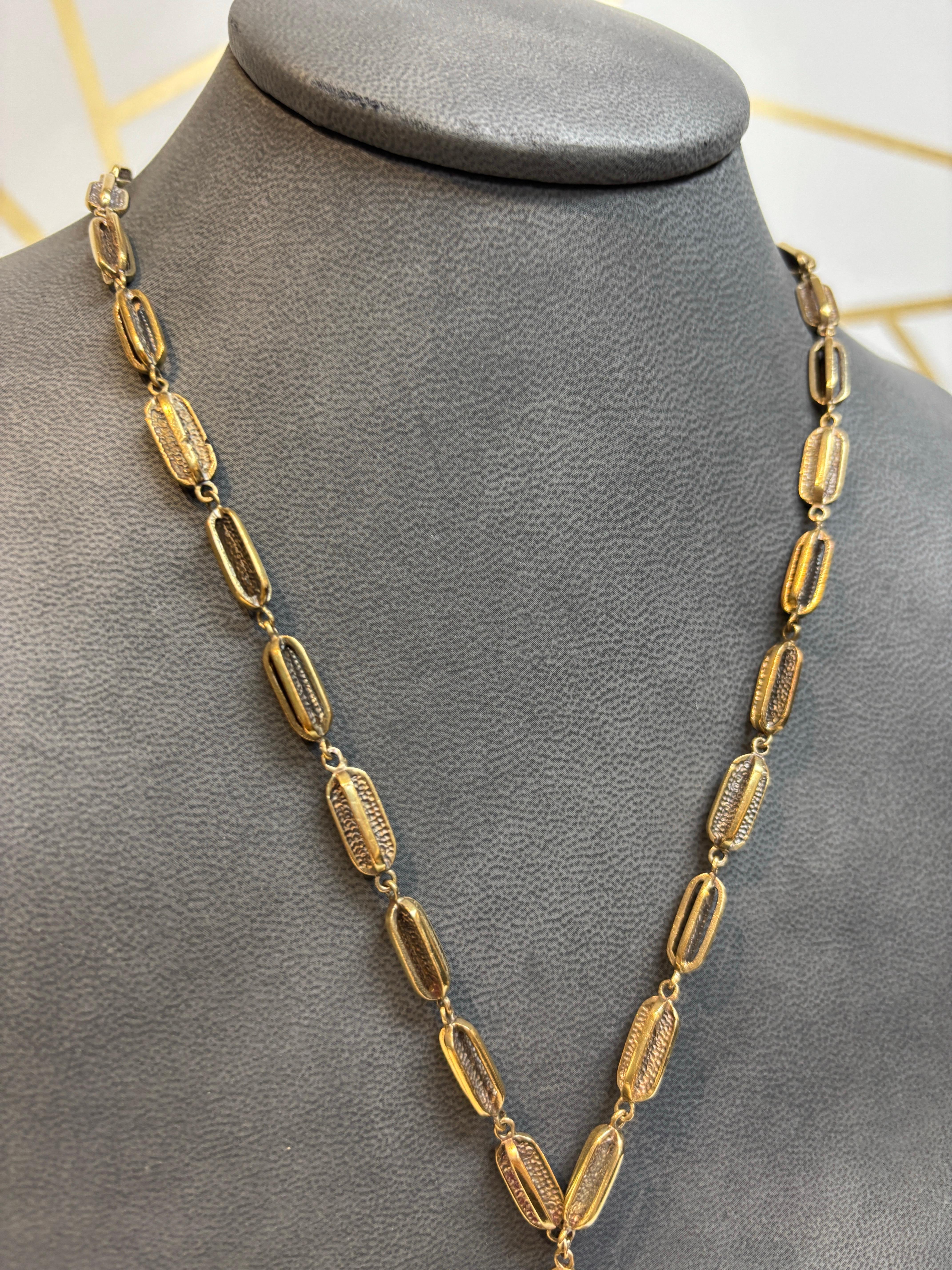 Collana con ciondolo di giada intagliata in vendita 2