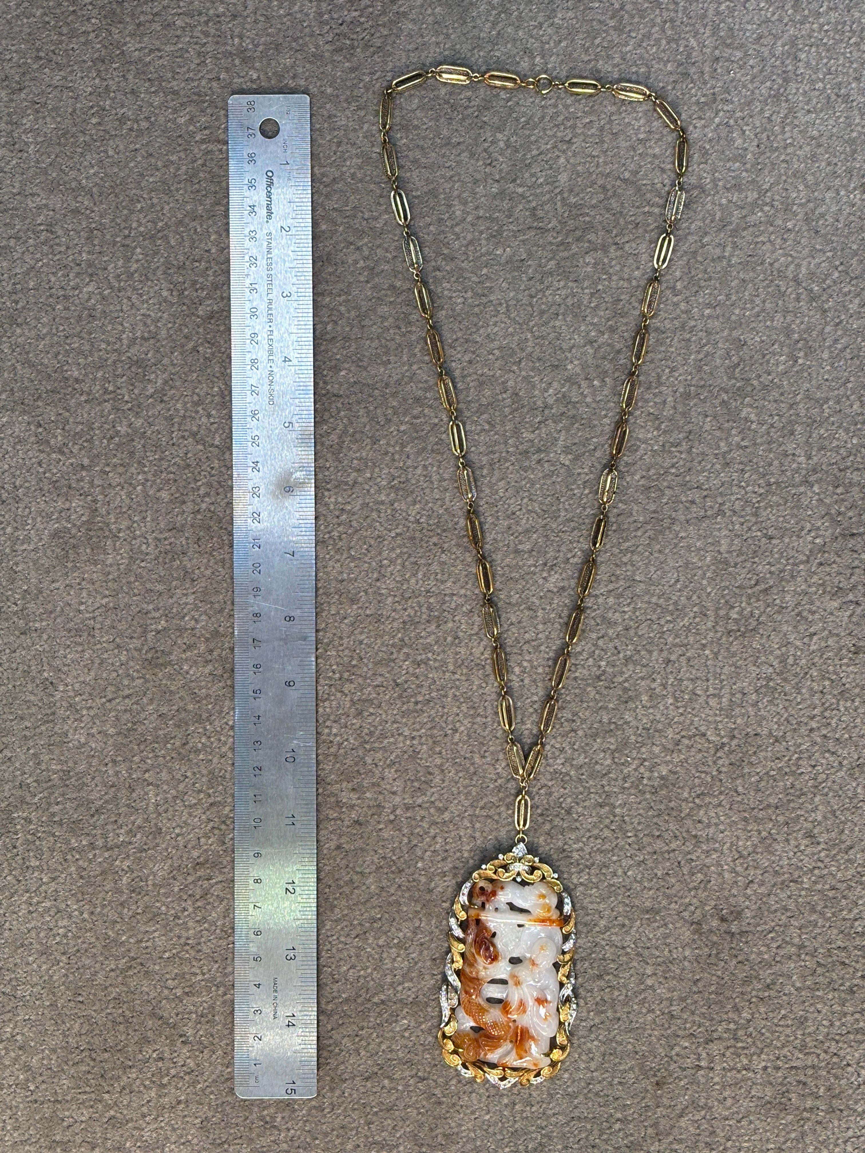 Collana con ciondolo di giada intagliata in vendita 3