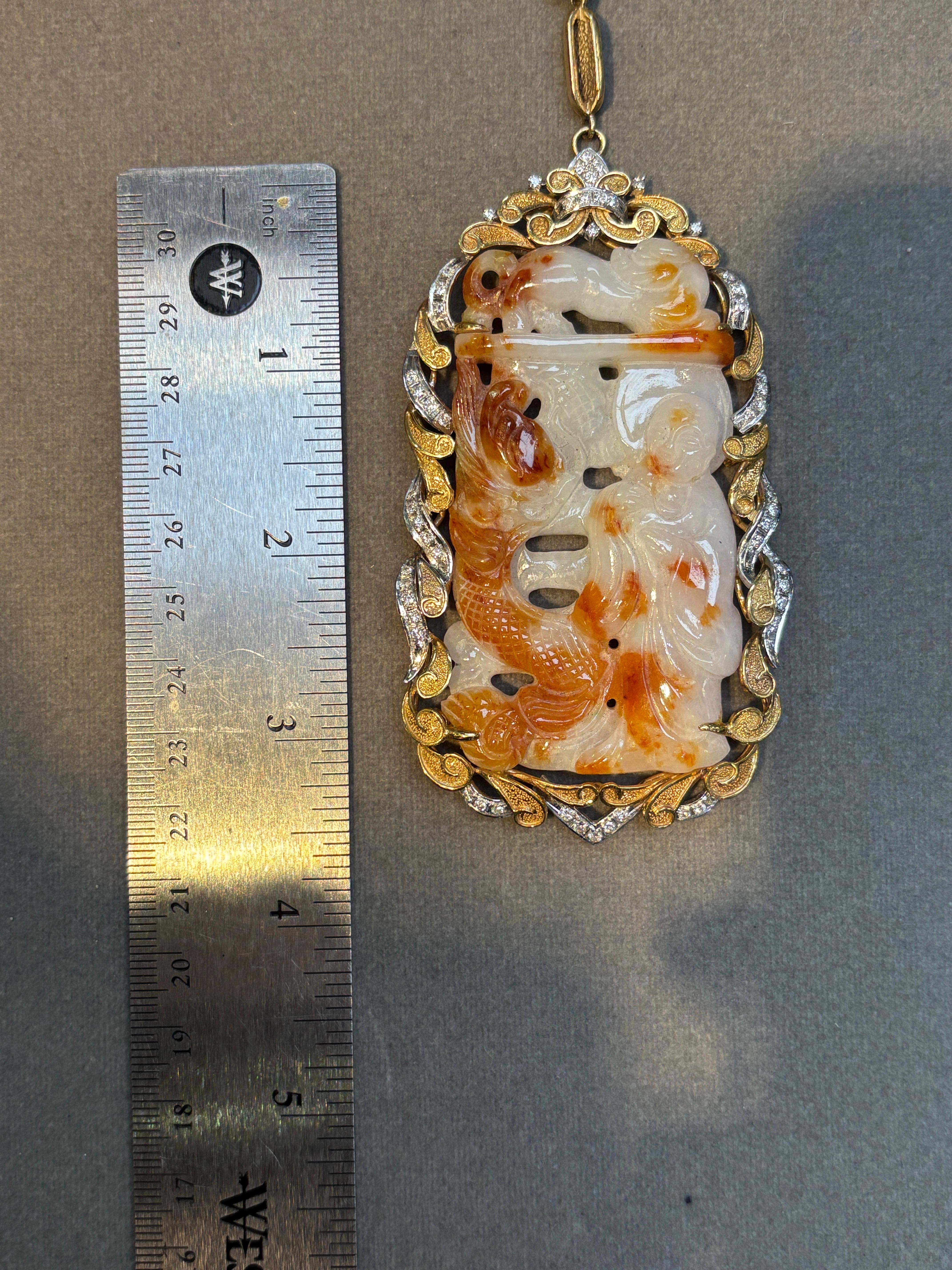Collana con ciondolo di giada intagliata in vendita 4
